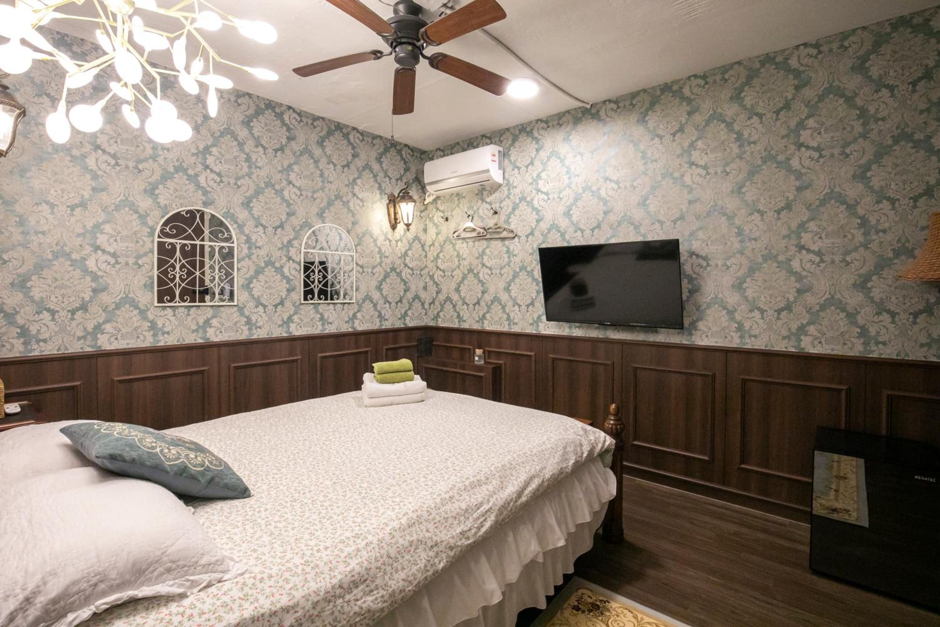 Deluxe Queen Room - No Window - Photo 14