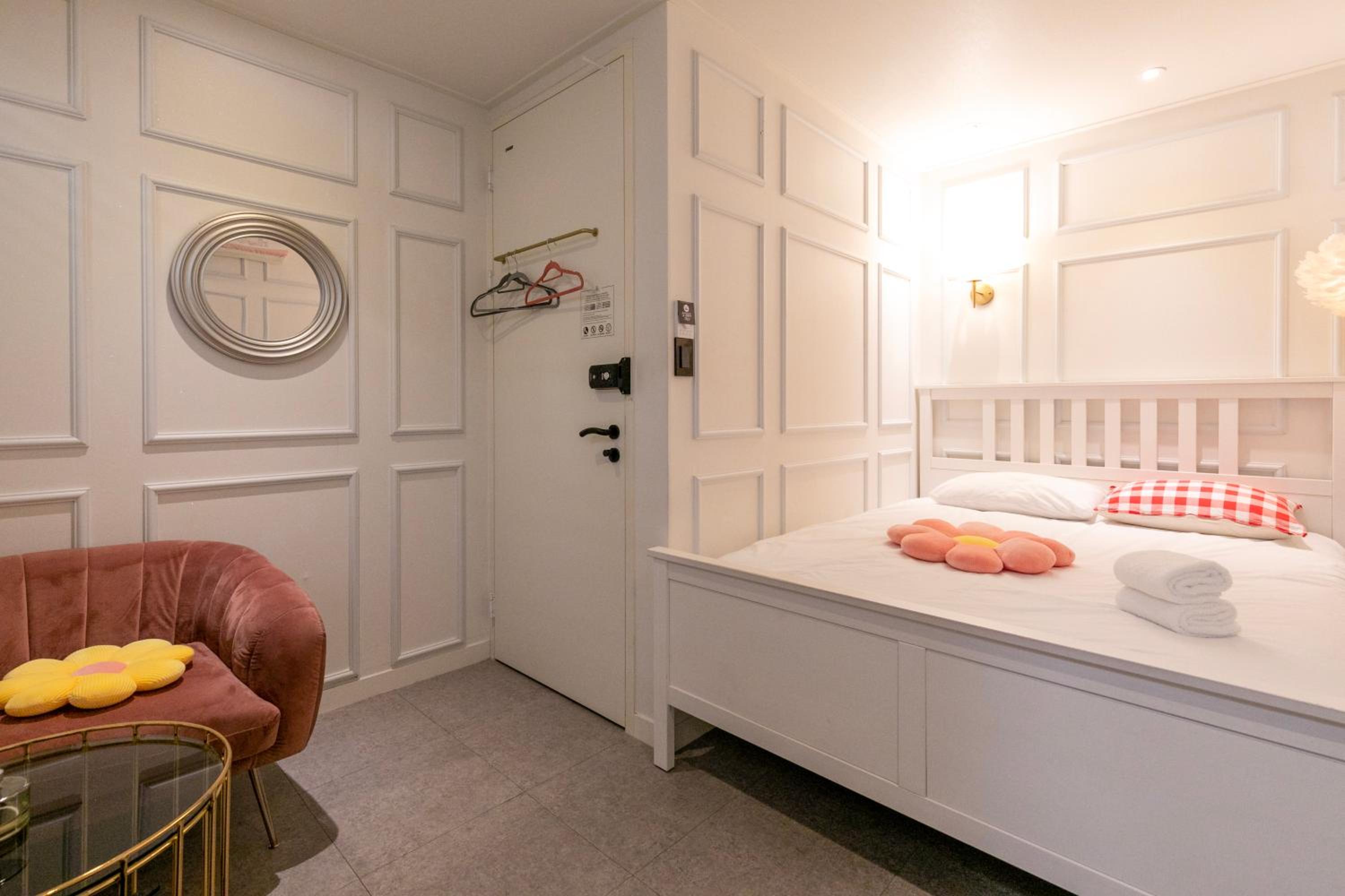Deluxe Double Room with Shower - Photo 12