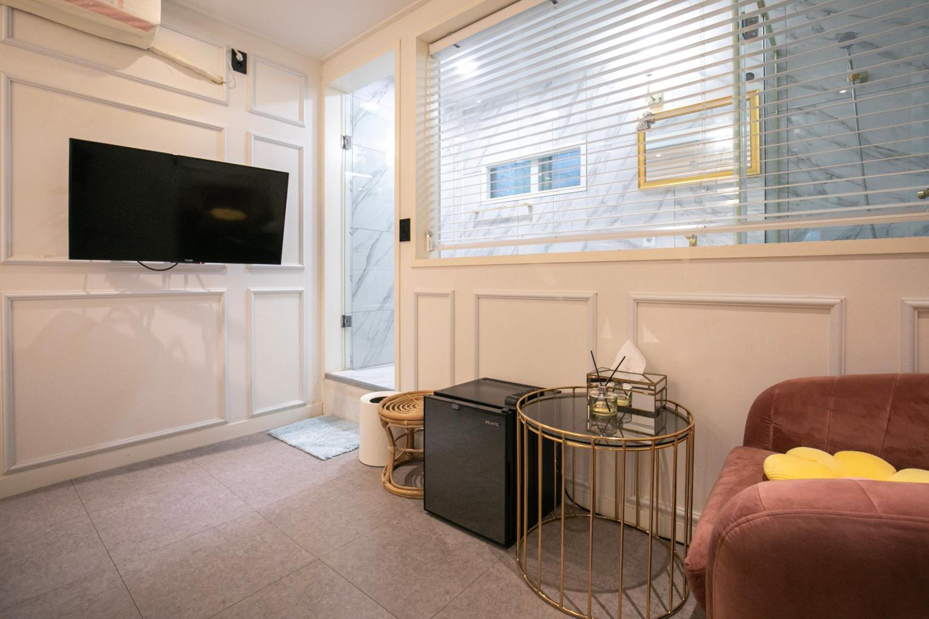 Deluxe Double Room with Shower - Photo 3