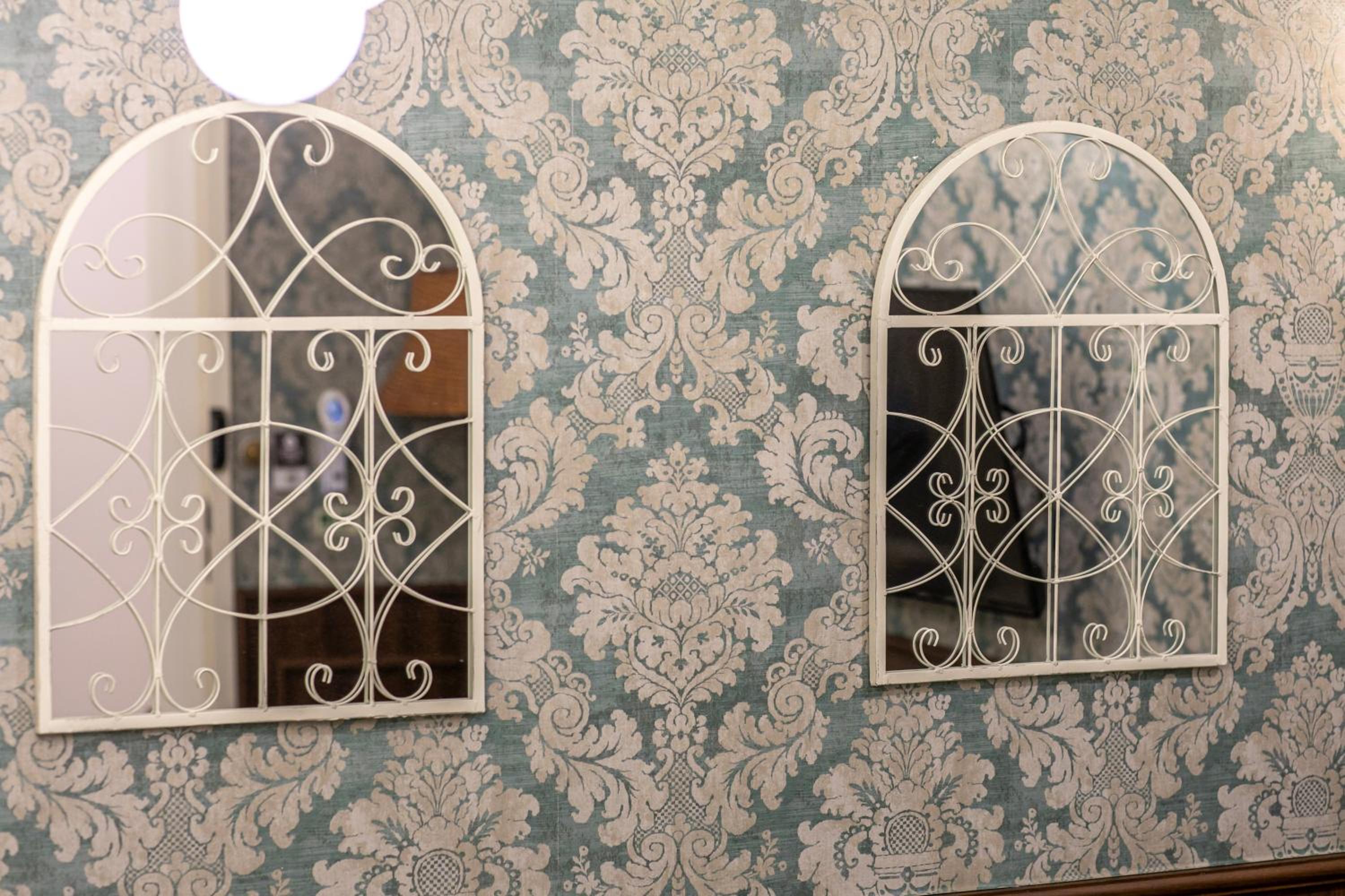 Deluxe Queen Room - No Window - Photo 5