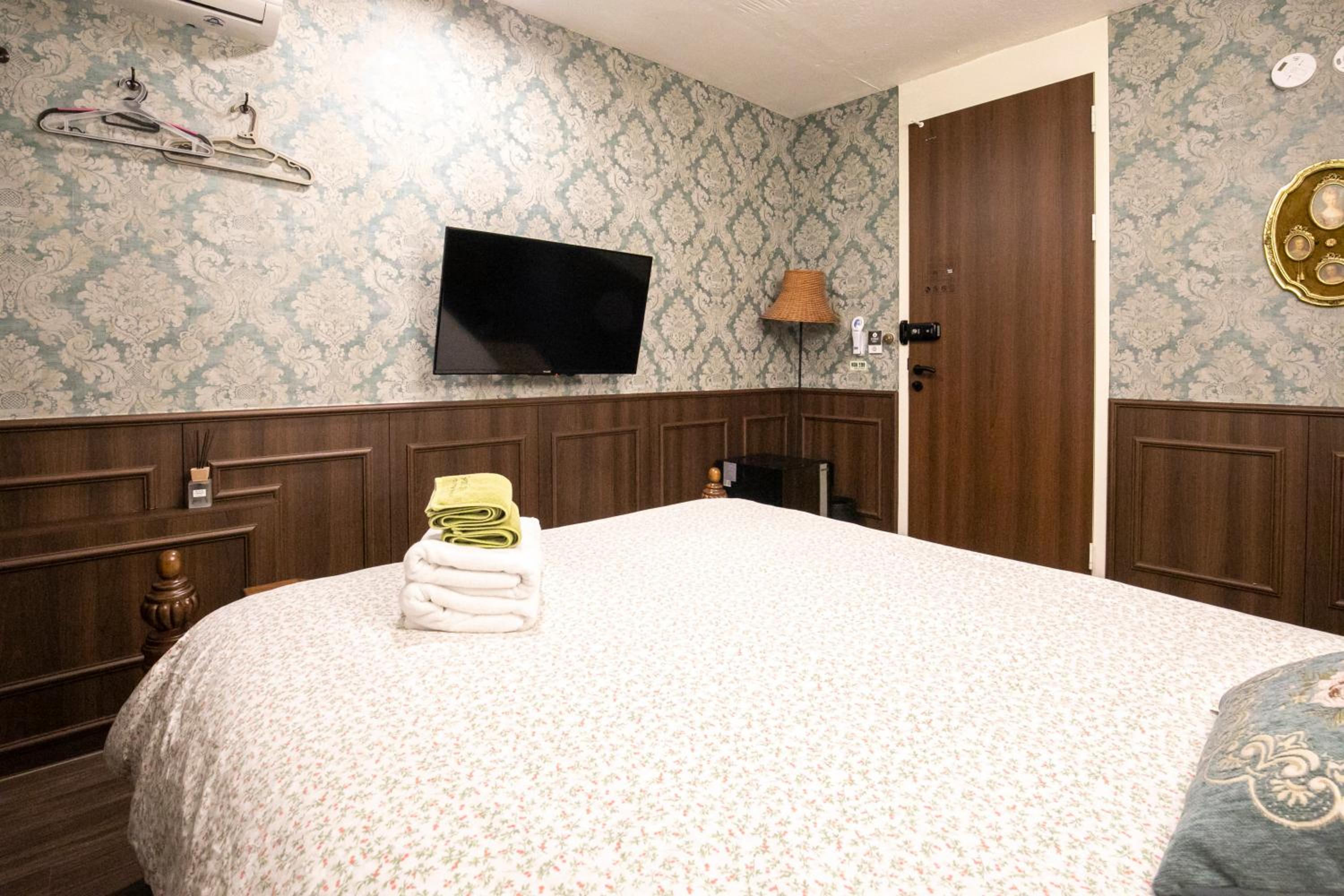 Deluxe Queen Room - No Window - Photo 21