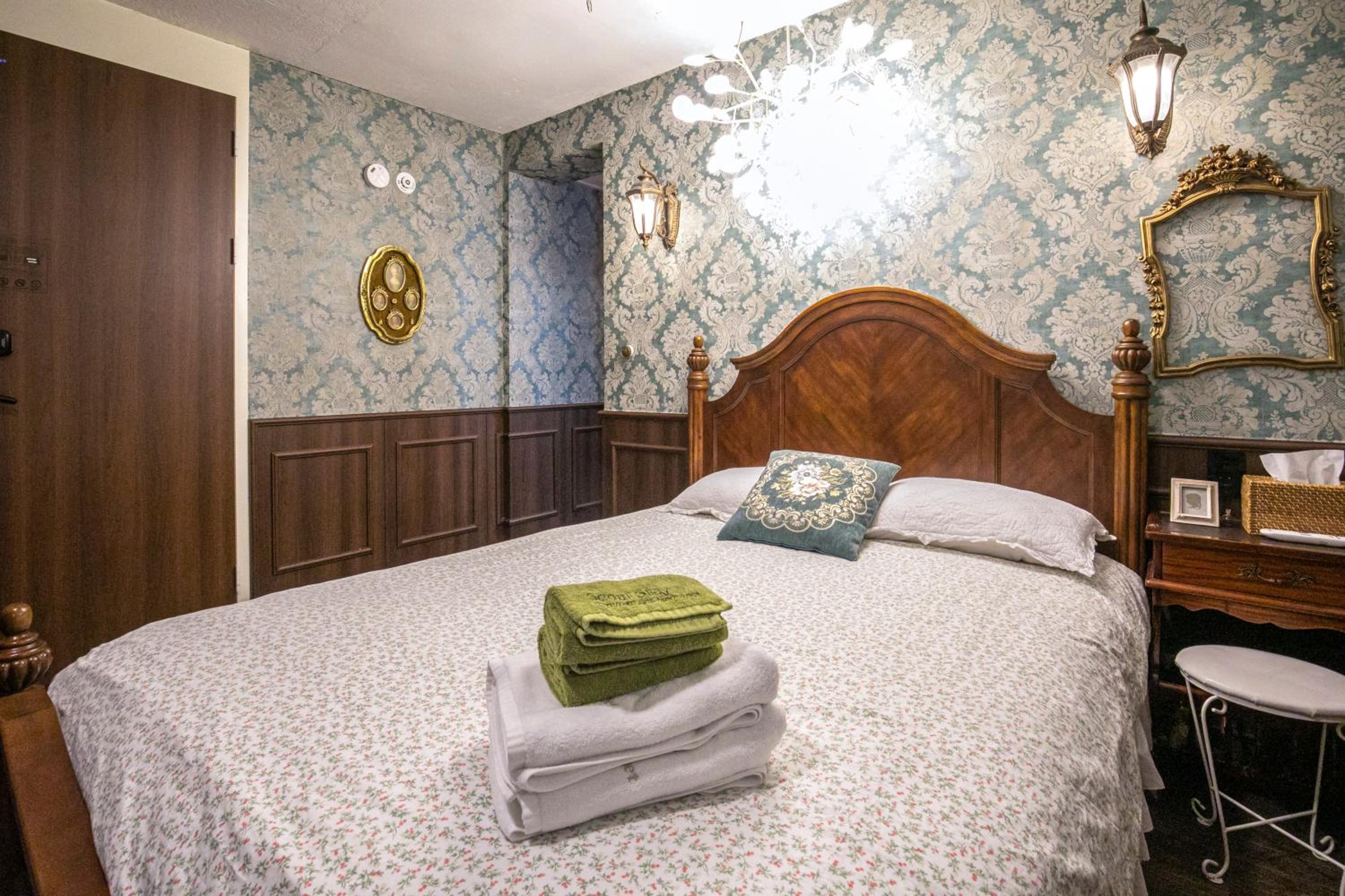 Deluxe Queen Room - No Window - Photo 24