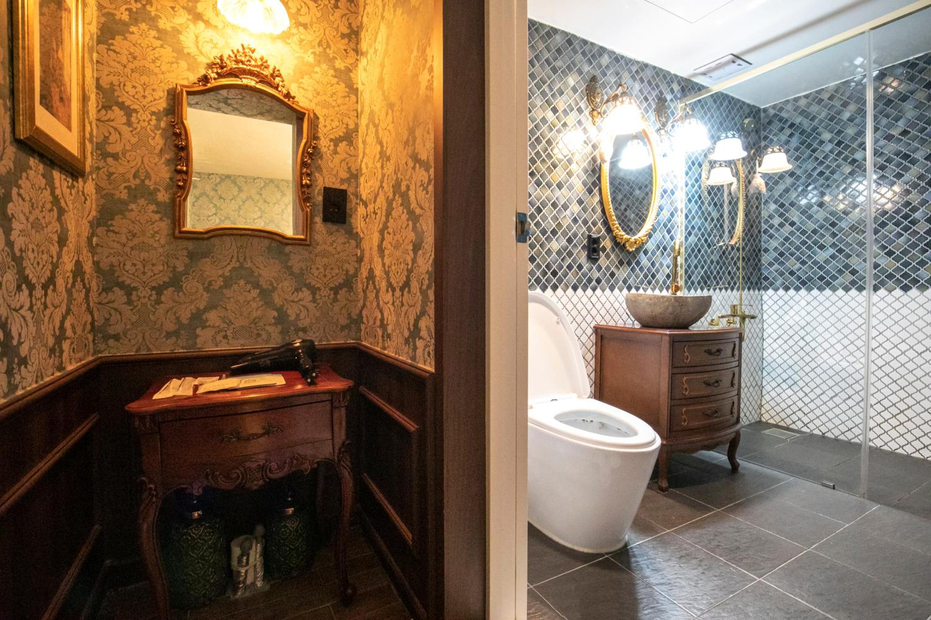 Deluxe Queen Room - No Window - Photo 6