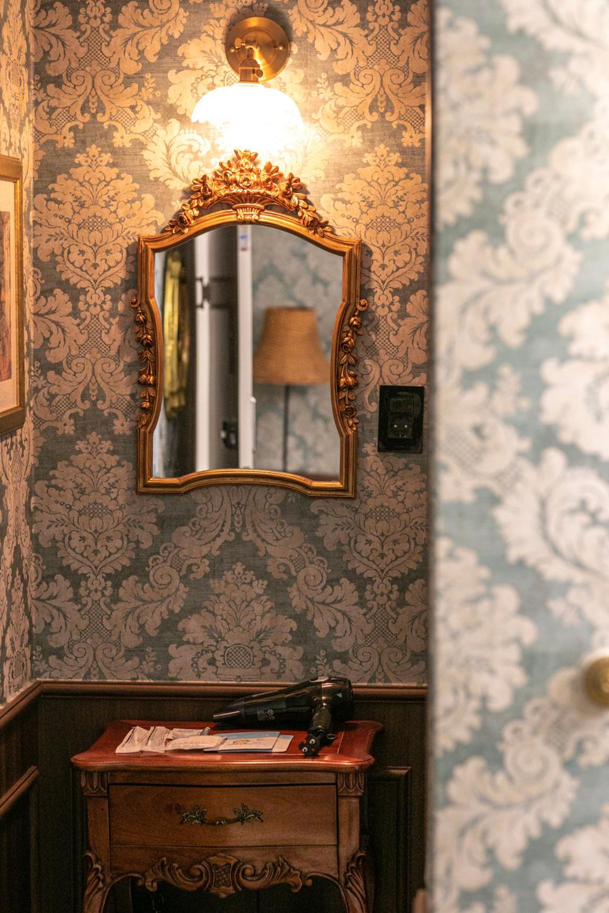 Deluxe Queen Room - No Window - Photo 26