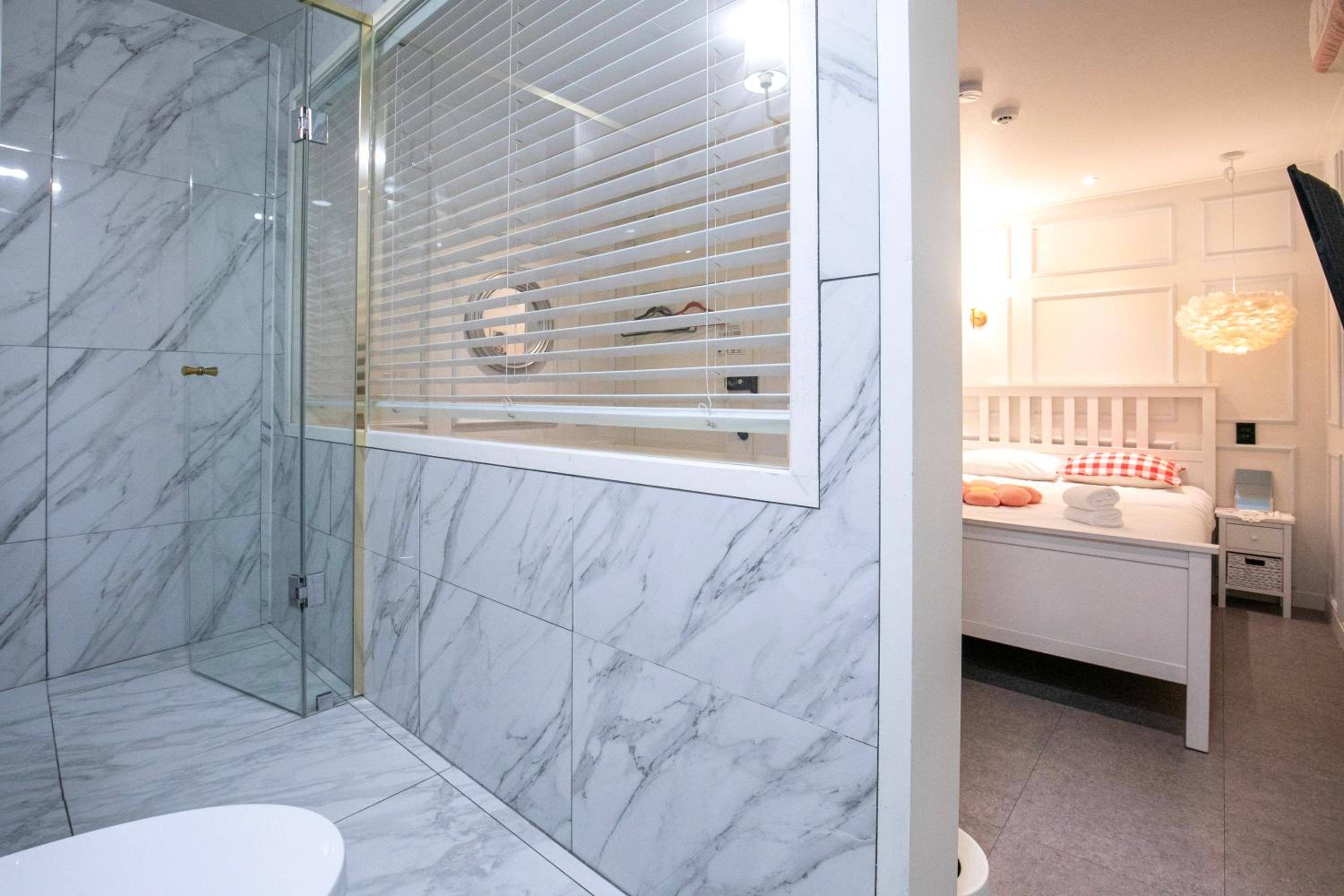 Deluxe Double Room with Shower - Photo 15