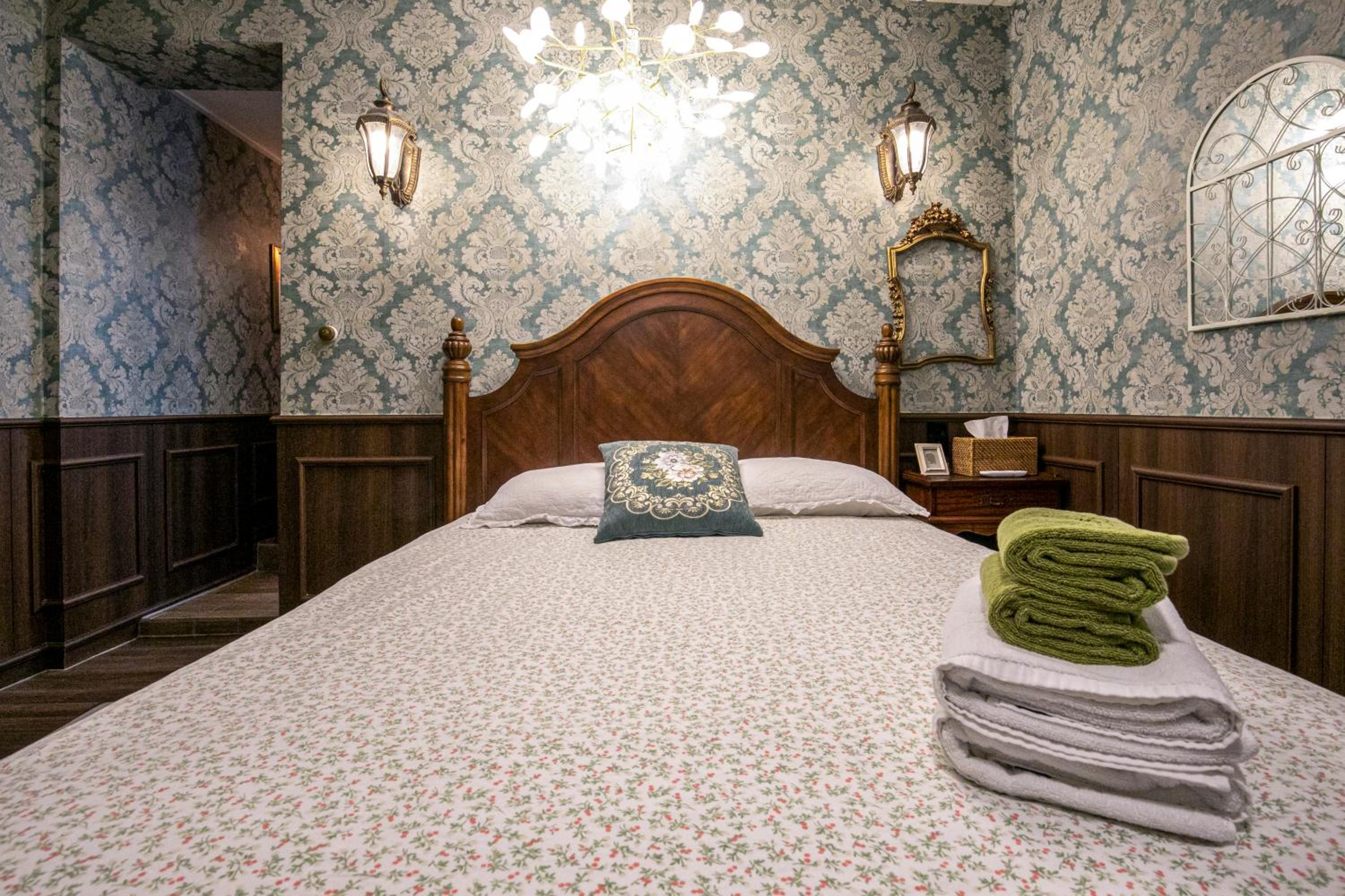 Deluxe Queen Room - No Window - Photo 28
