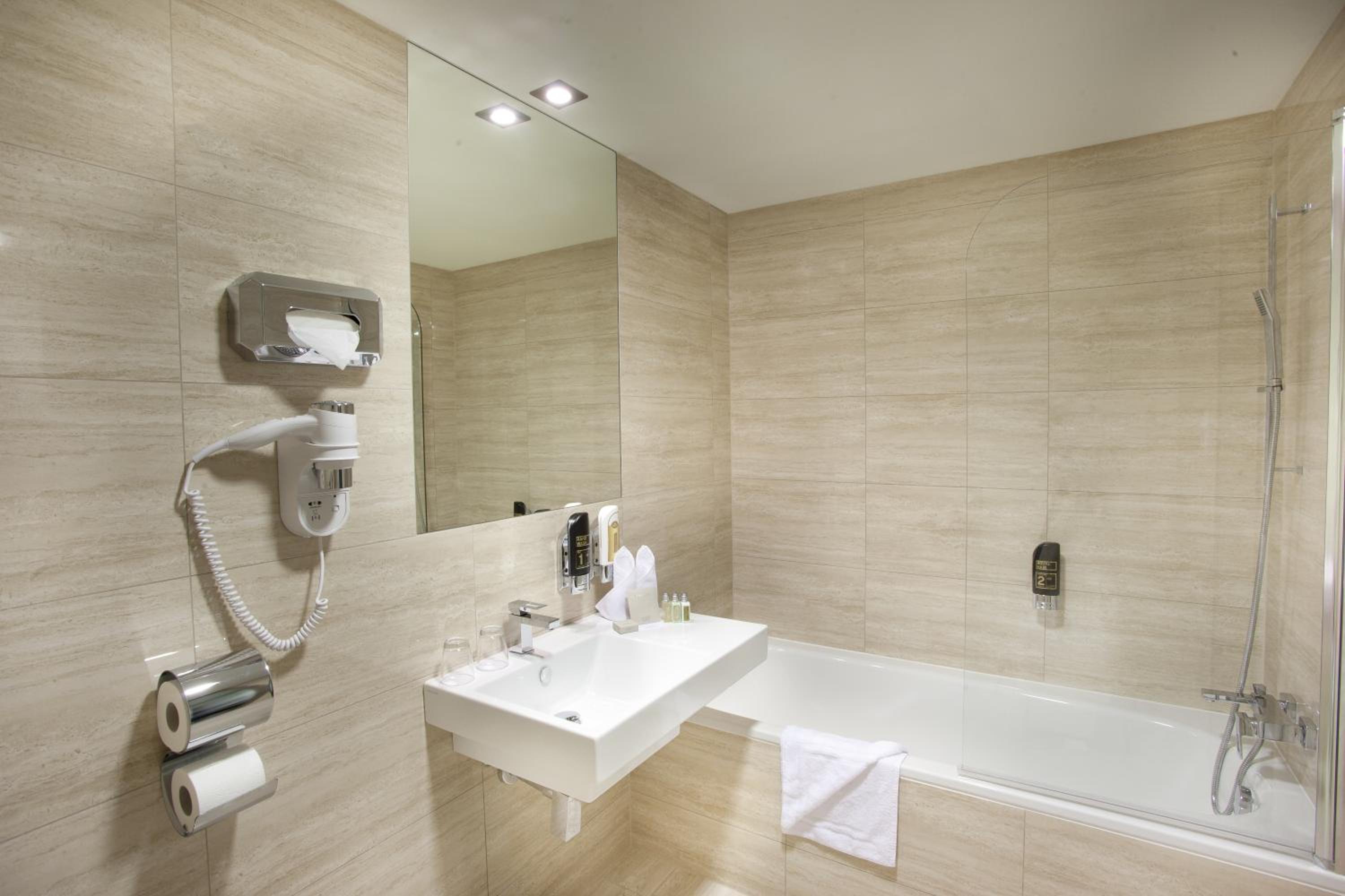 Classic Double or Twin Room - Photo 18