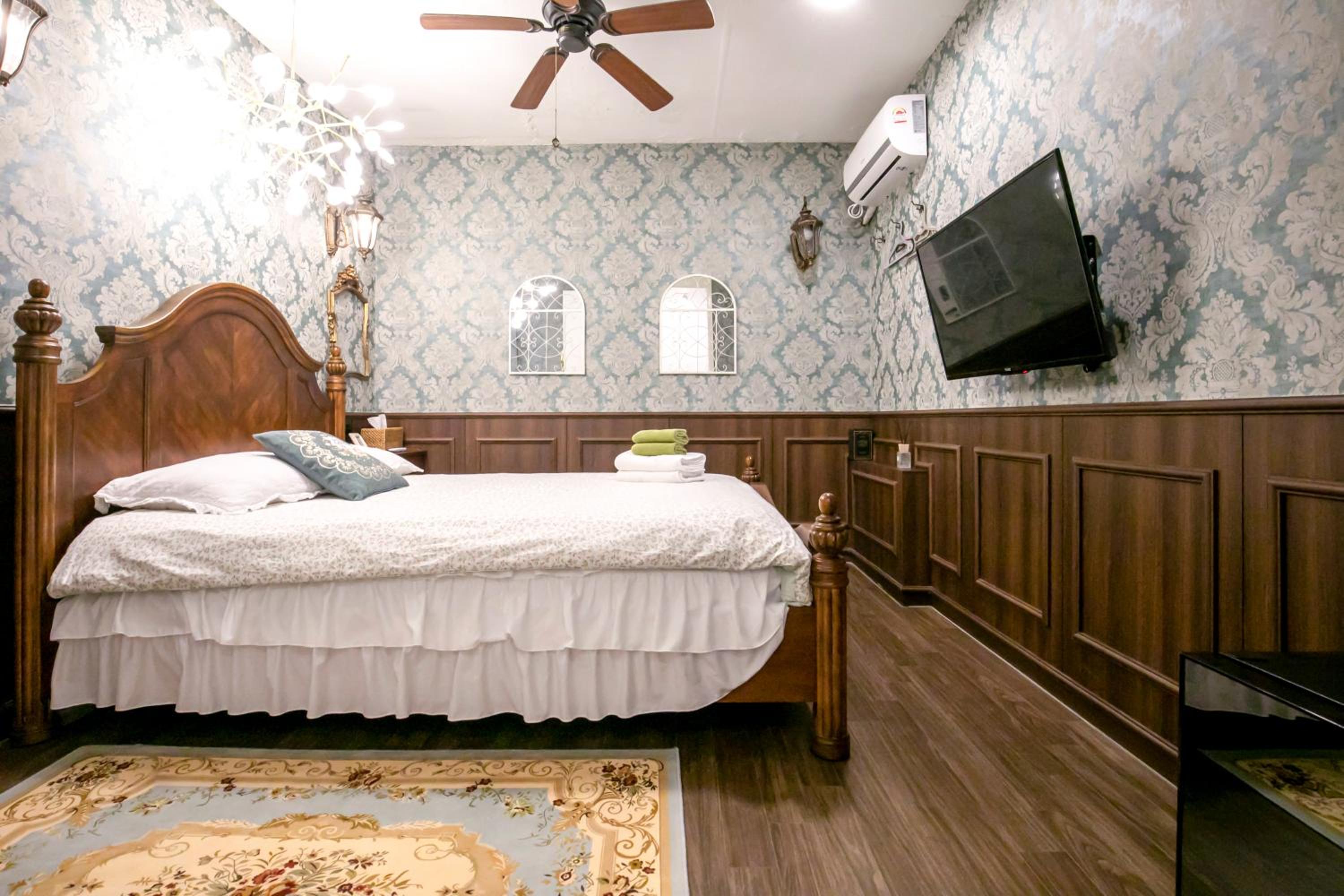 Deluxe Queen Room - No Window - Photo 30