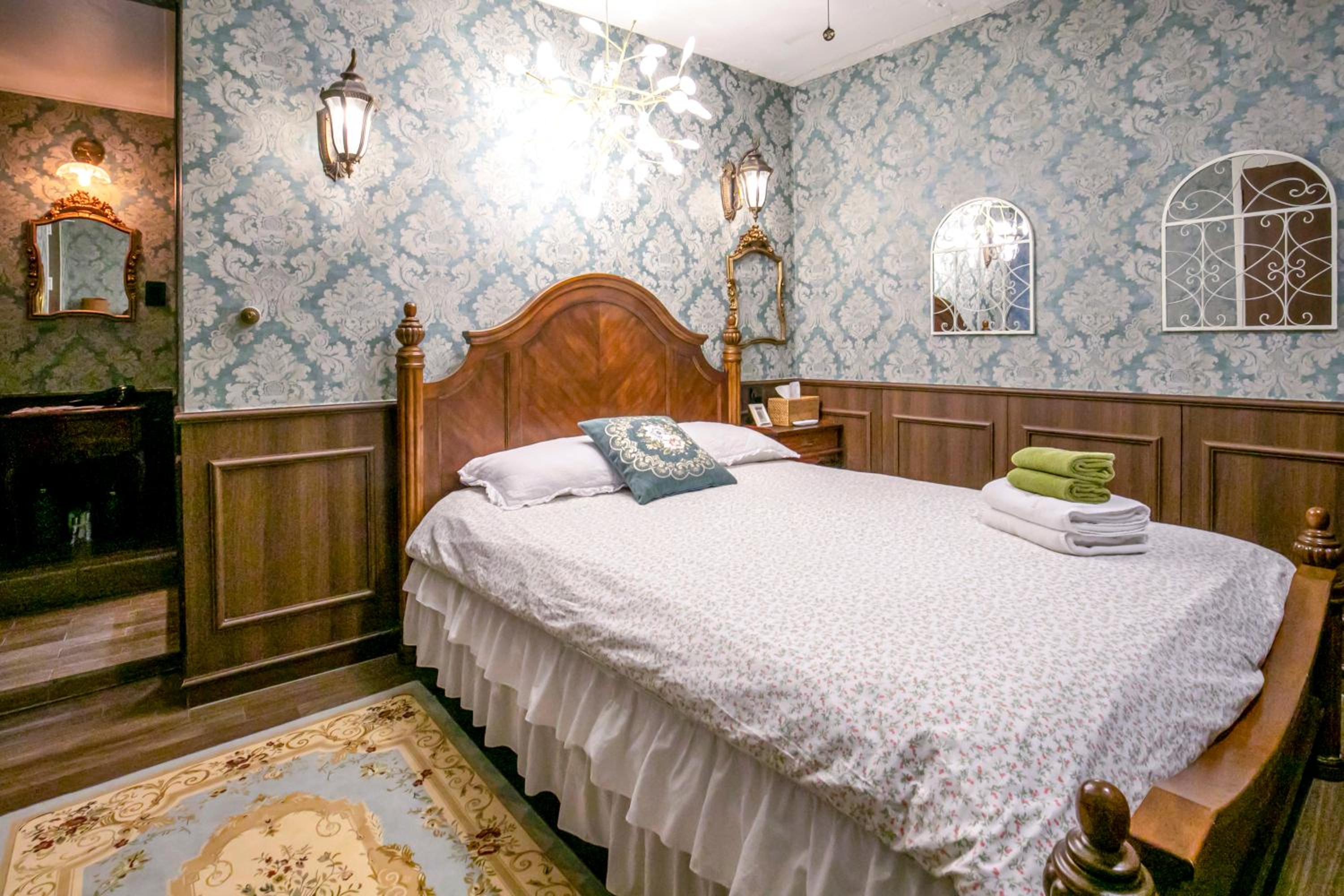 Deluxe Queen Room - No Window - Photo 31