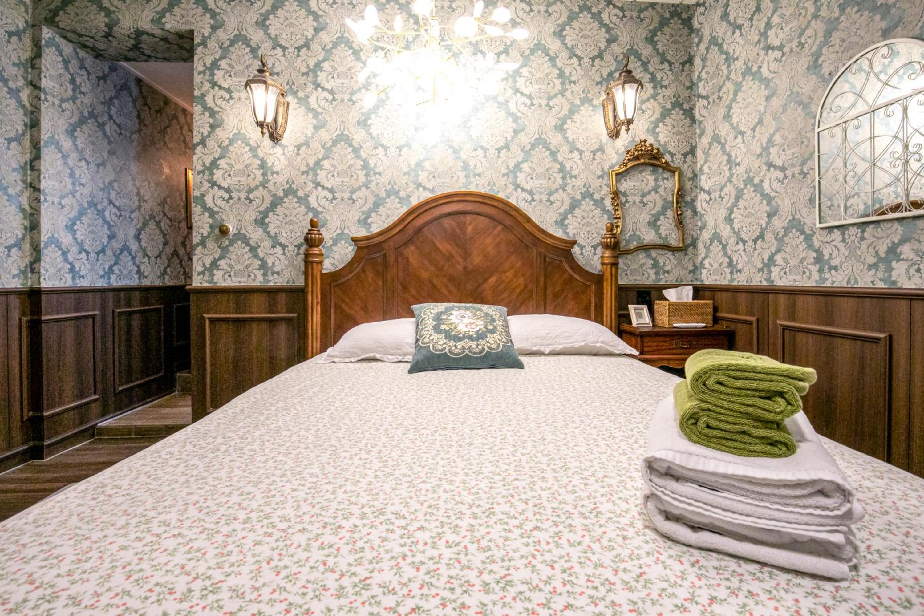 Deluxe Queen Room - No Window - Photo 32