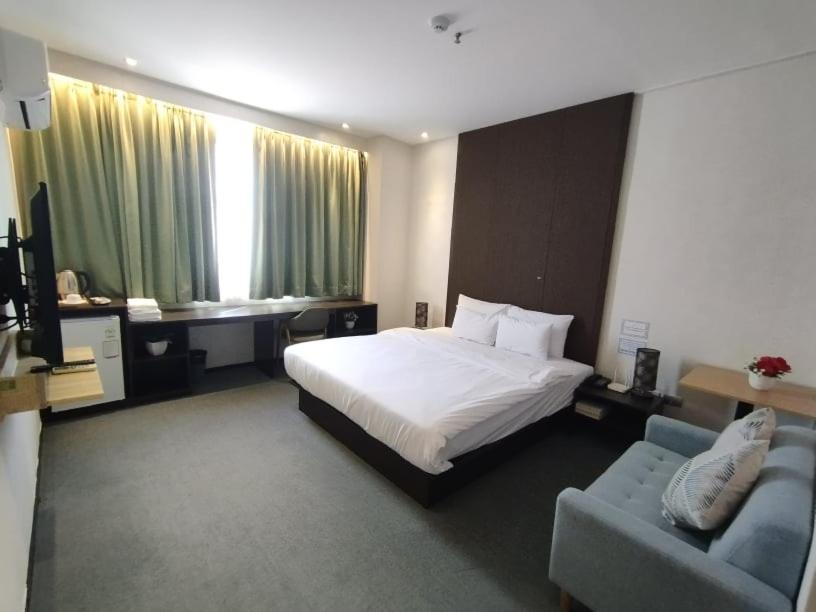Standard Queen Room photo 2