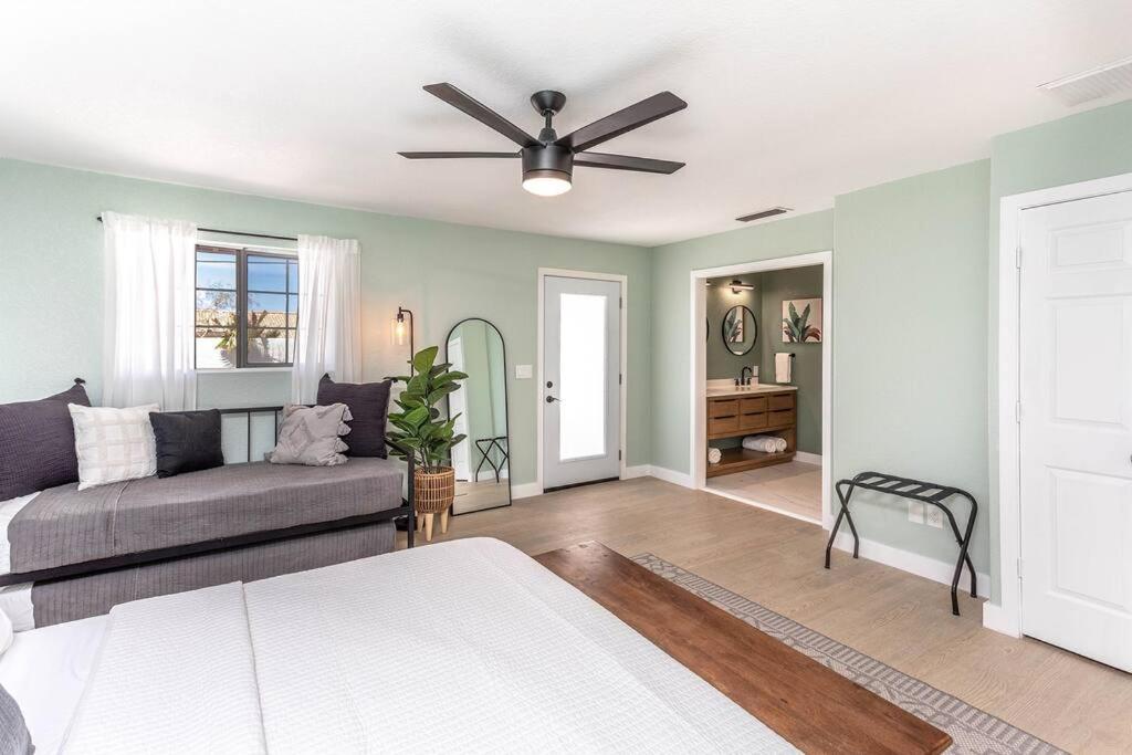 Five-Bedroom House photo 1