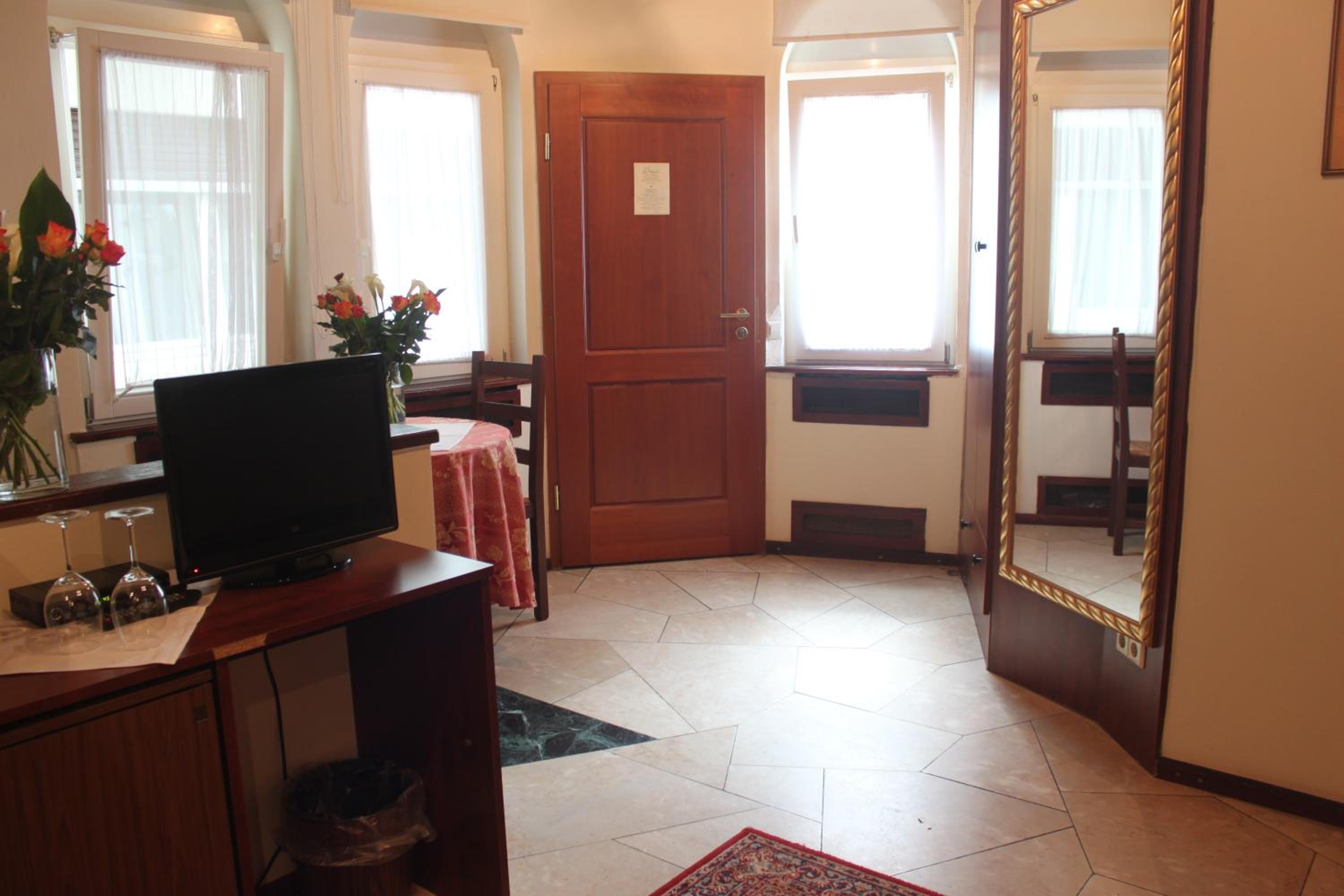 Double Room - Photo 2
