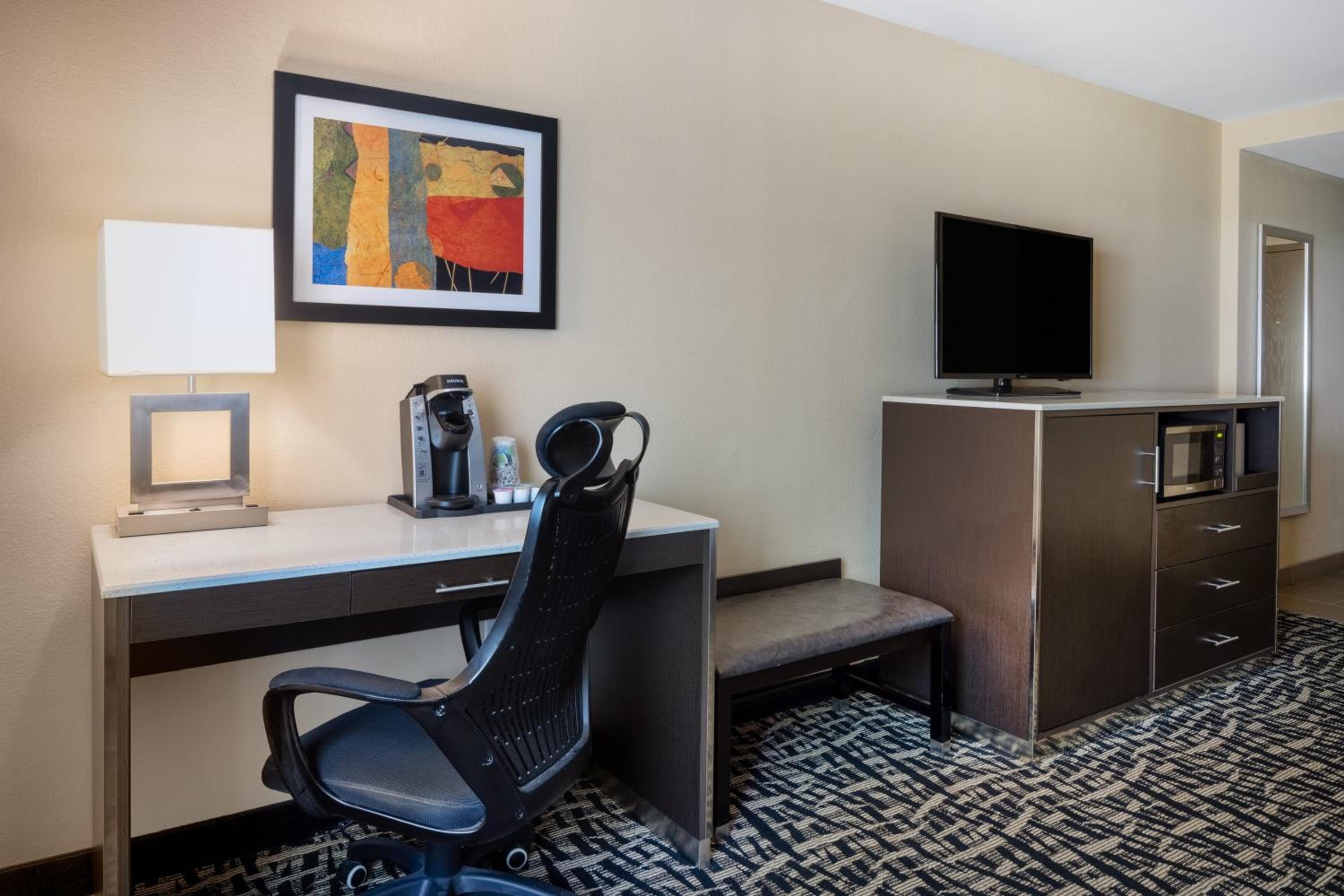 Standard Room with Two Queen Beds - Photo 3