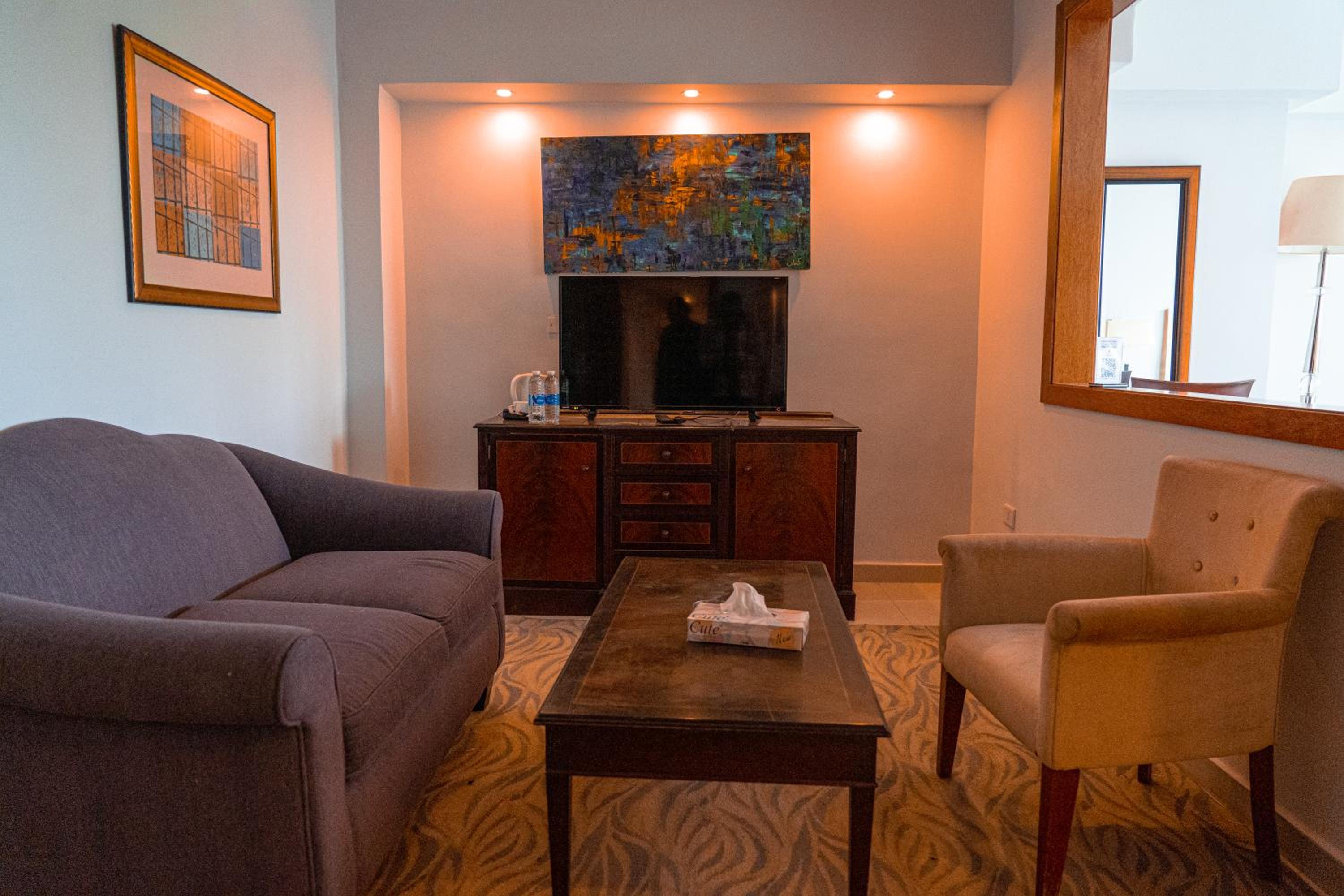 Executive Suite - Photo 3