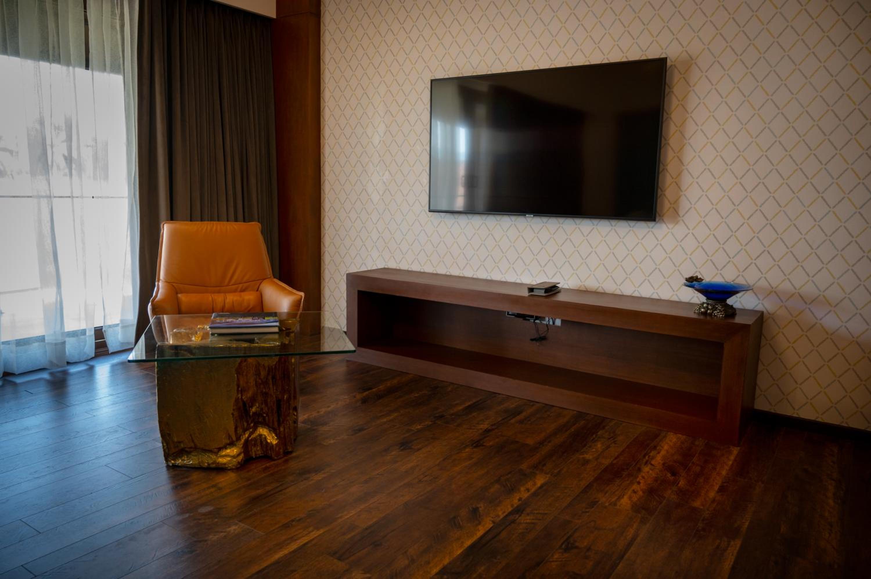 King Suite with Balcony photo 3