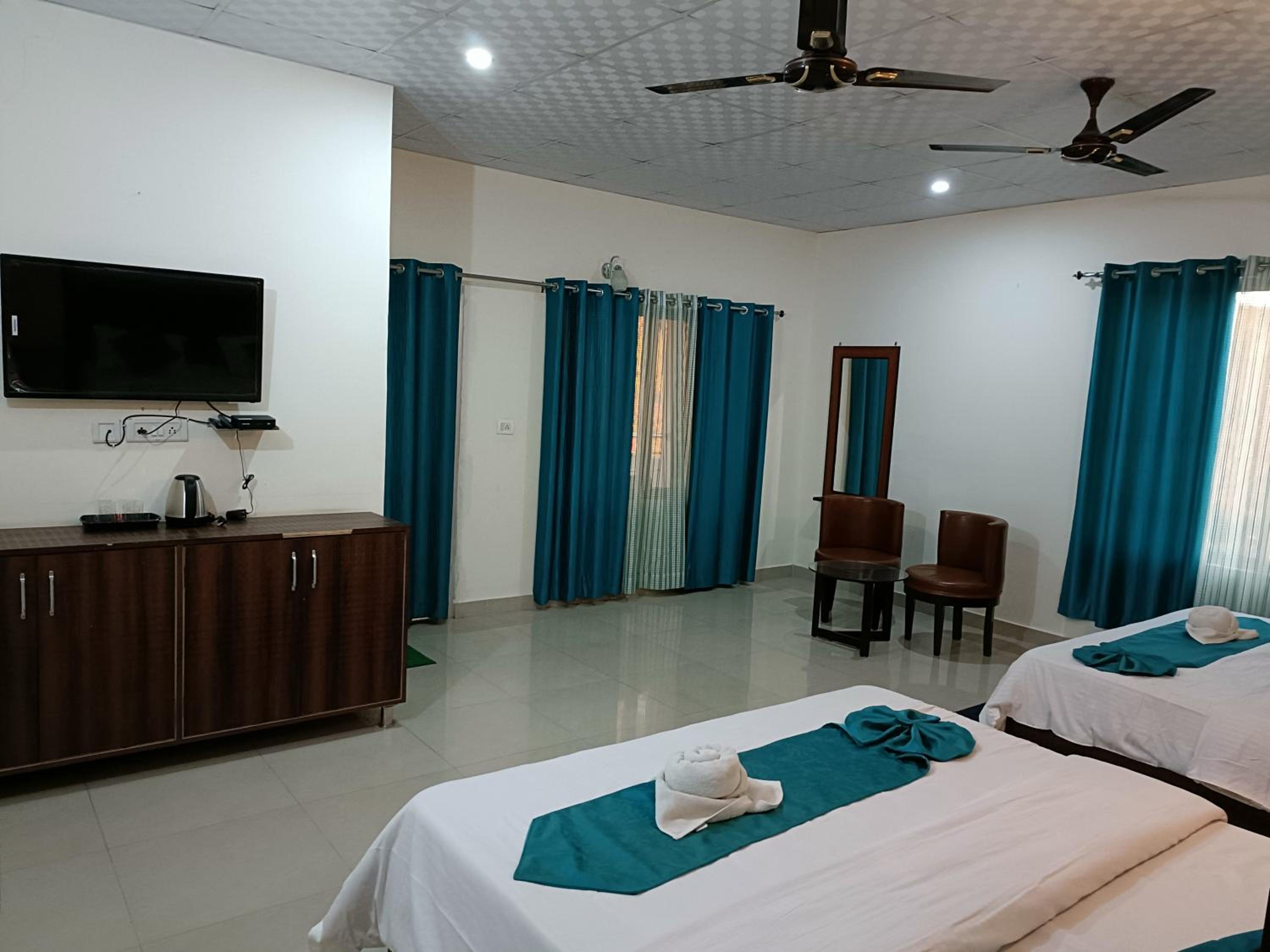 Family Suite with Balcony - Photo 7
