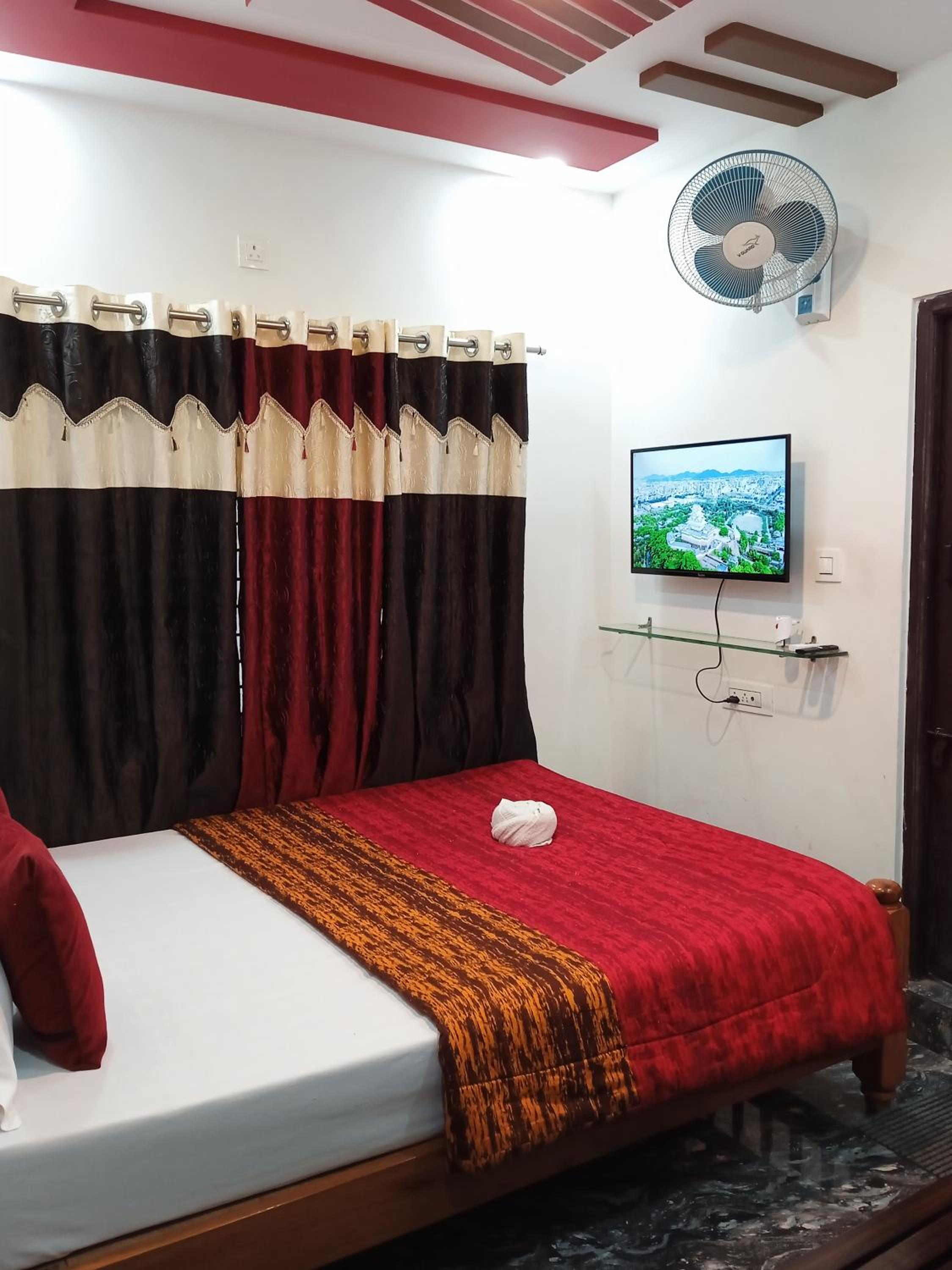 Deluxe Double Room (2 Adults + 1 Child) photo 2