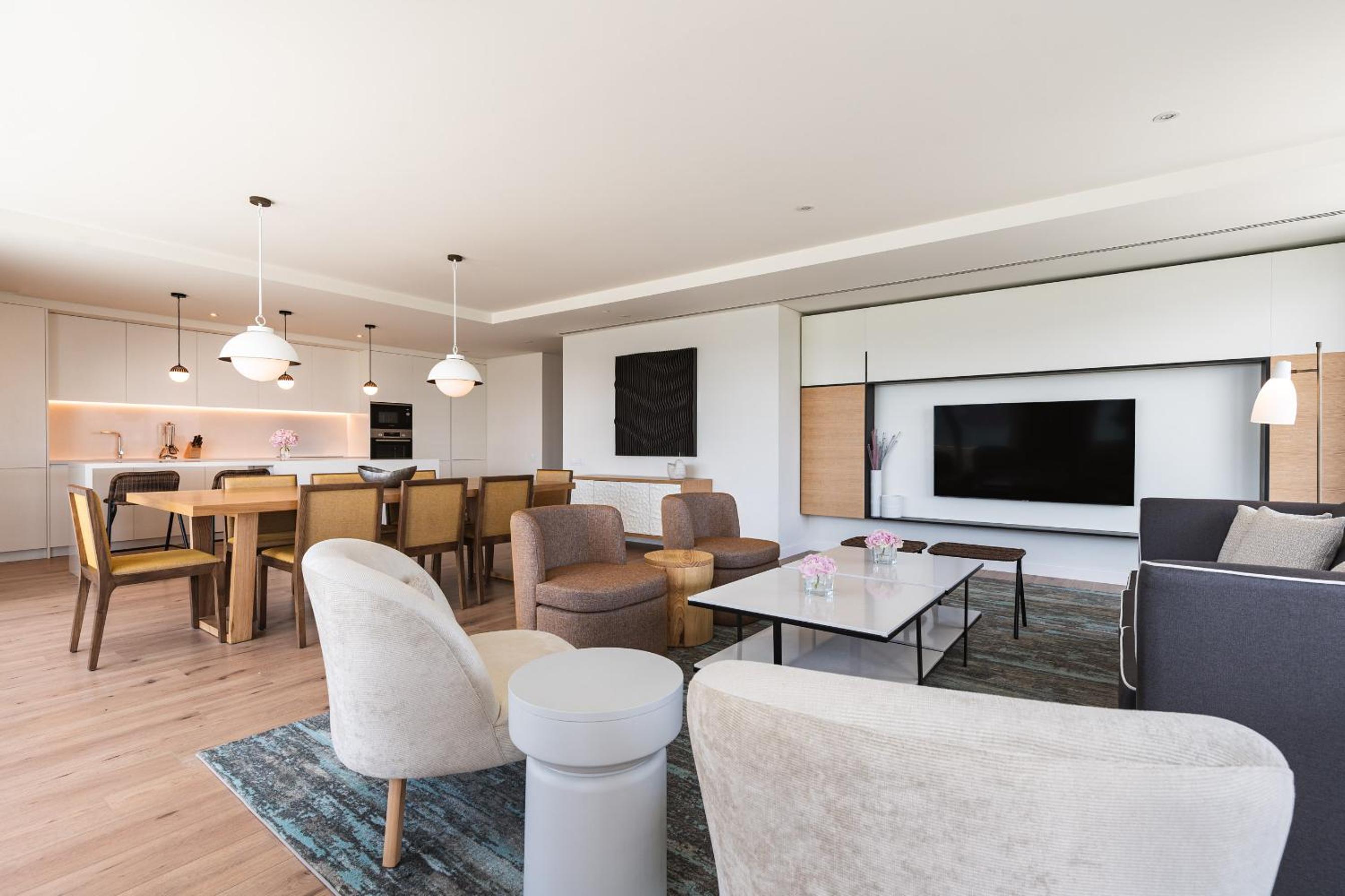 Premium Corner Queen Suite with River View - Photo 13