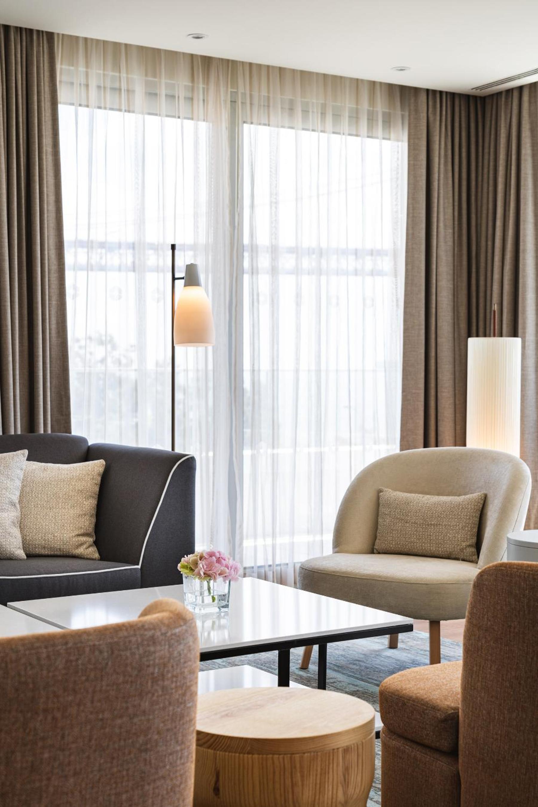 Premium Corner Queen Suite with River View - Photo 10