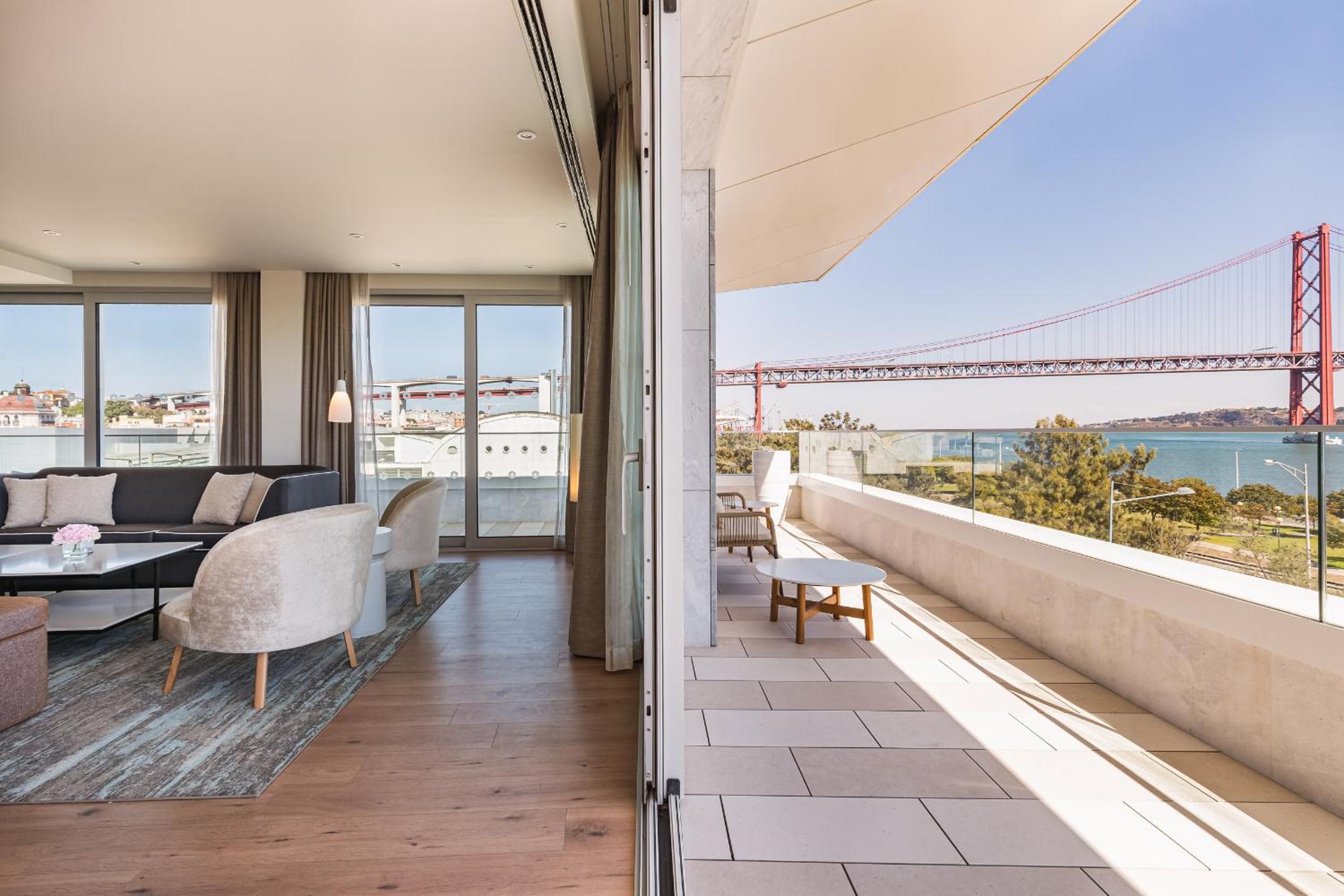 Premium Corner Queen Suite with River View - Photo 9