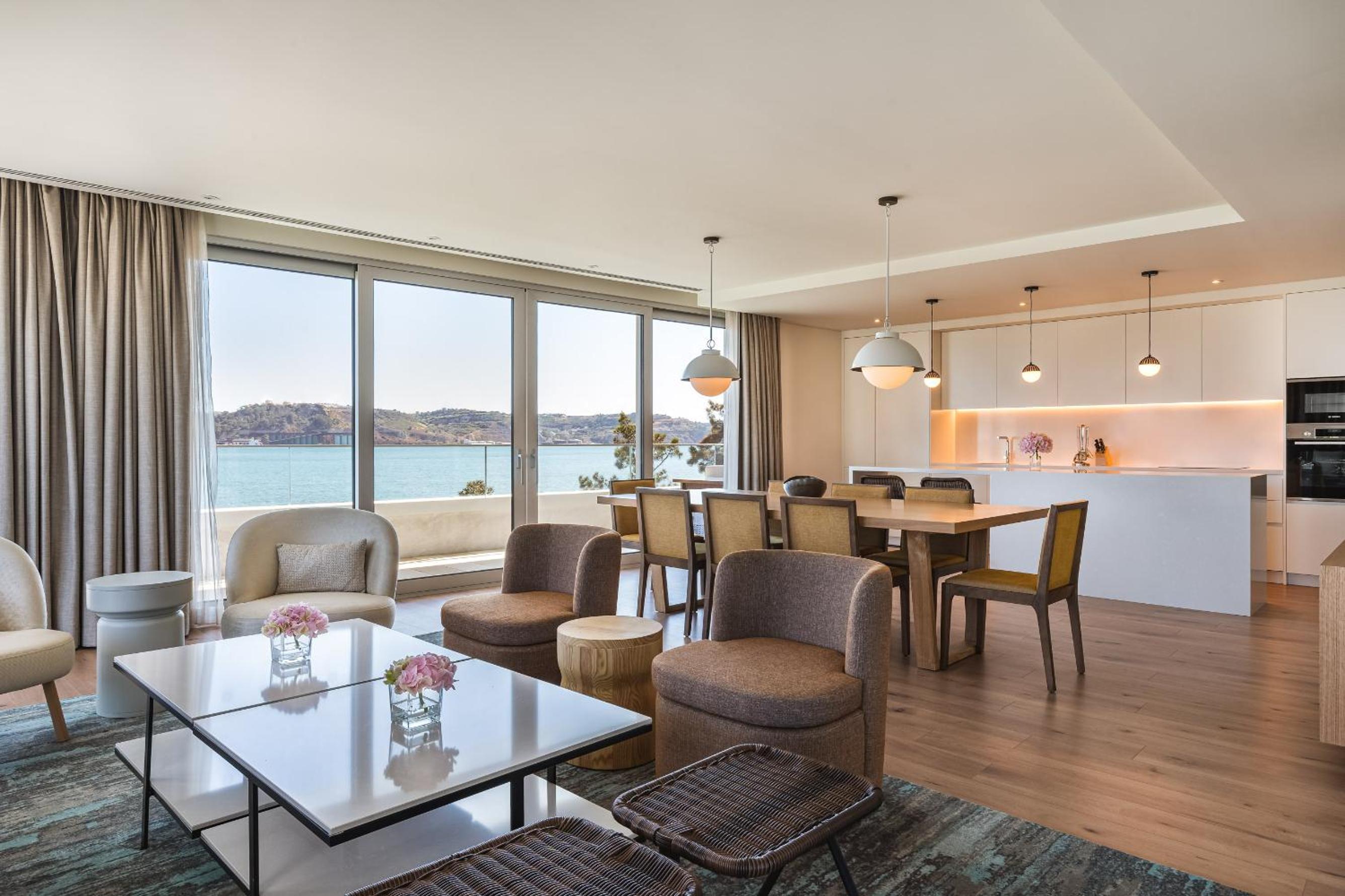 Premium Corner Queen Suite with River View - Photo 8