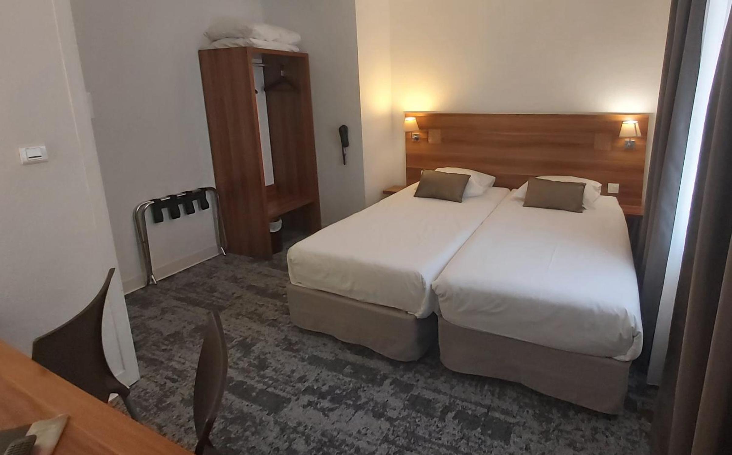 Standard Twin Room - Photo 5