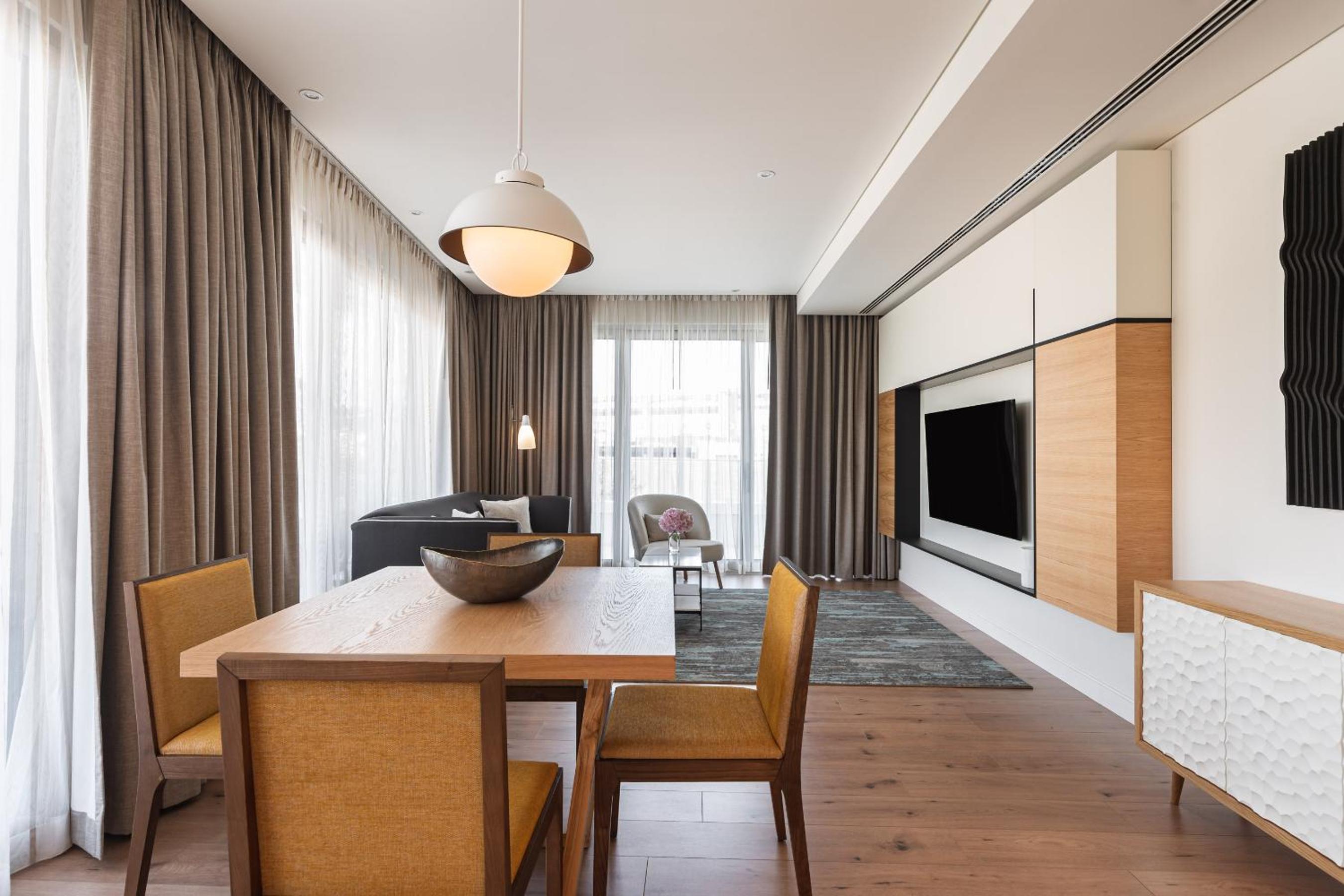 Deluxe Queen Suite - Photo 14