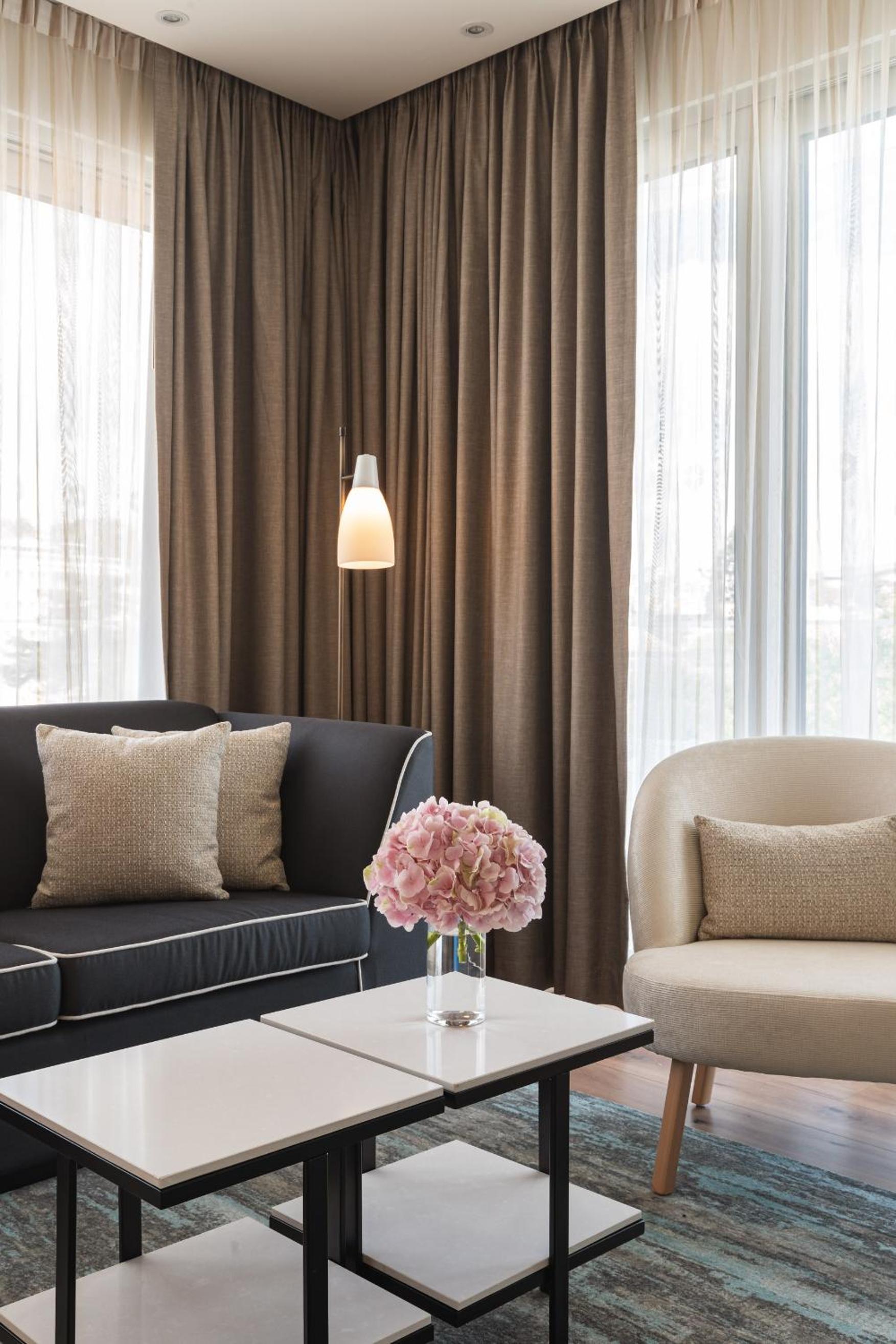 Deluxe Queen Suite - Photo 8