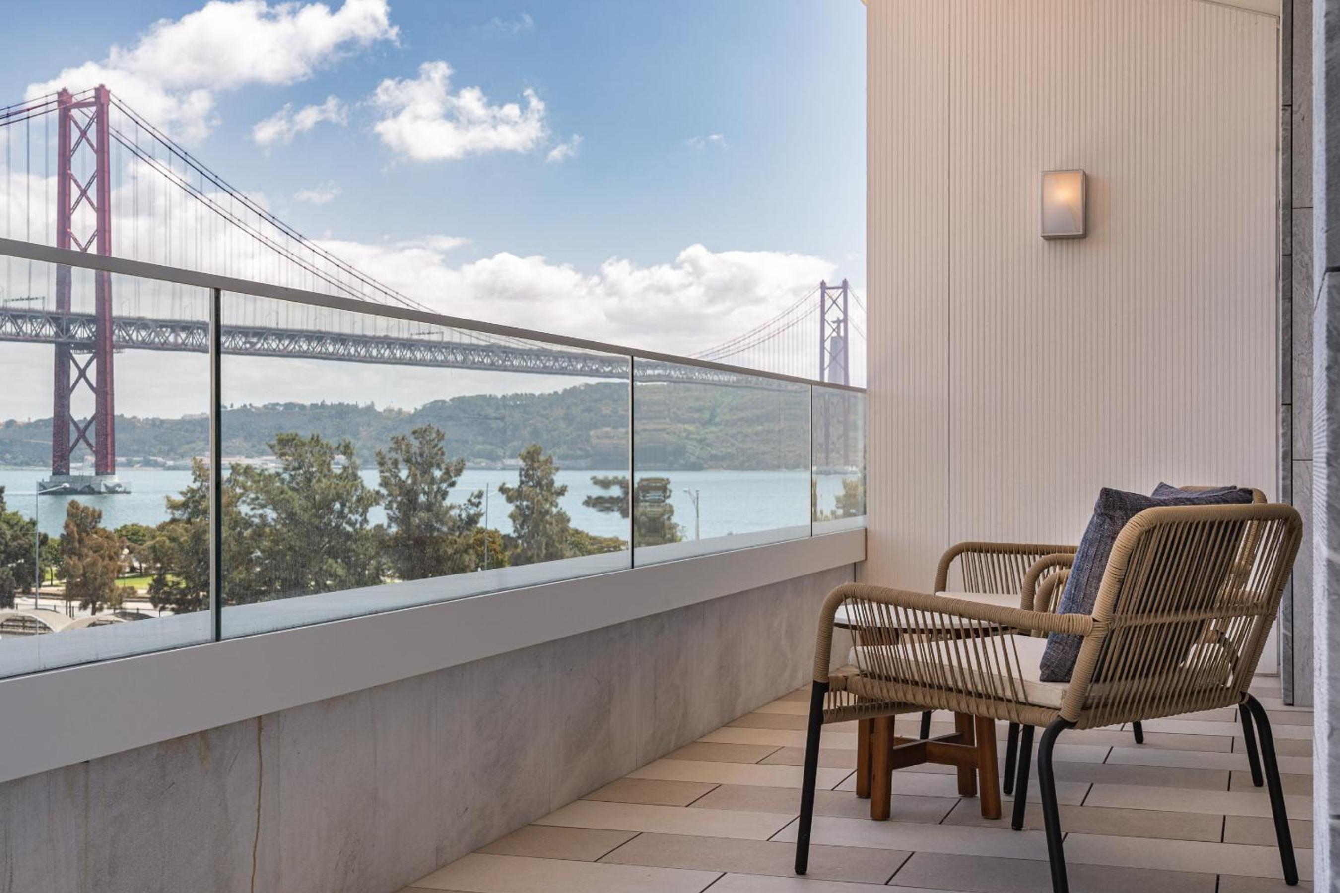 Deluxe Queen Suite with Bridge View - Photo 17