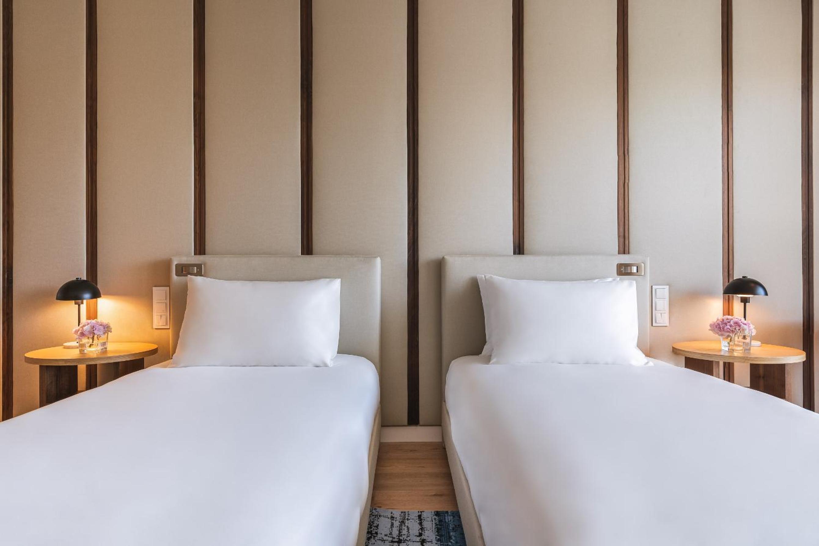 Standard Twin Room with River View - Photo 12