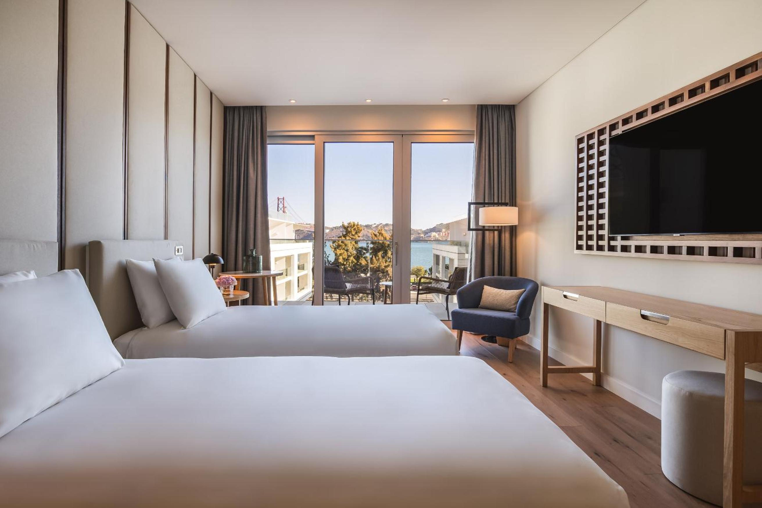 Standard Twin Room with River View - Photo 11