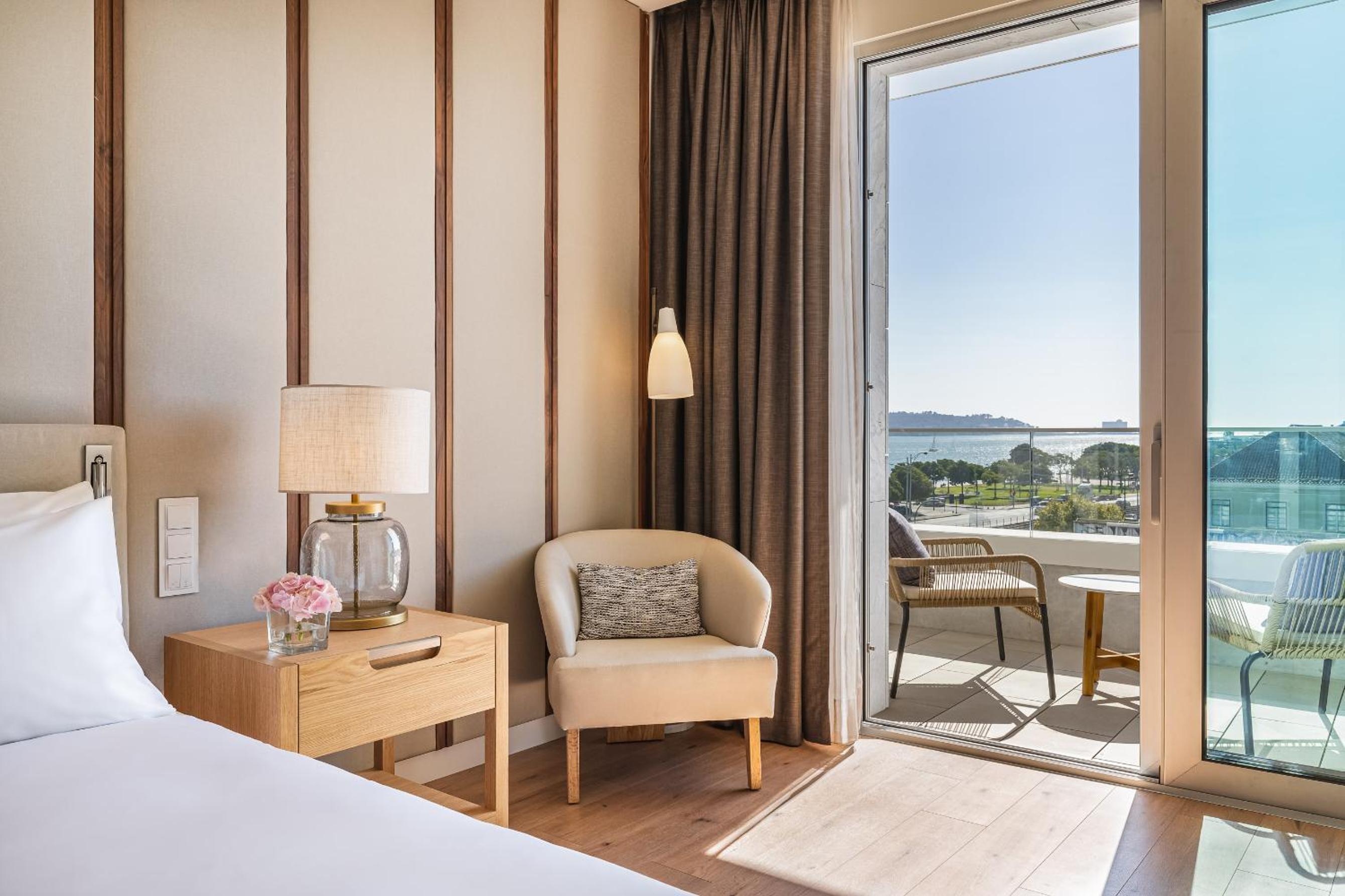 Deluxe Queen Suite with River View - Photo 7