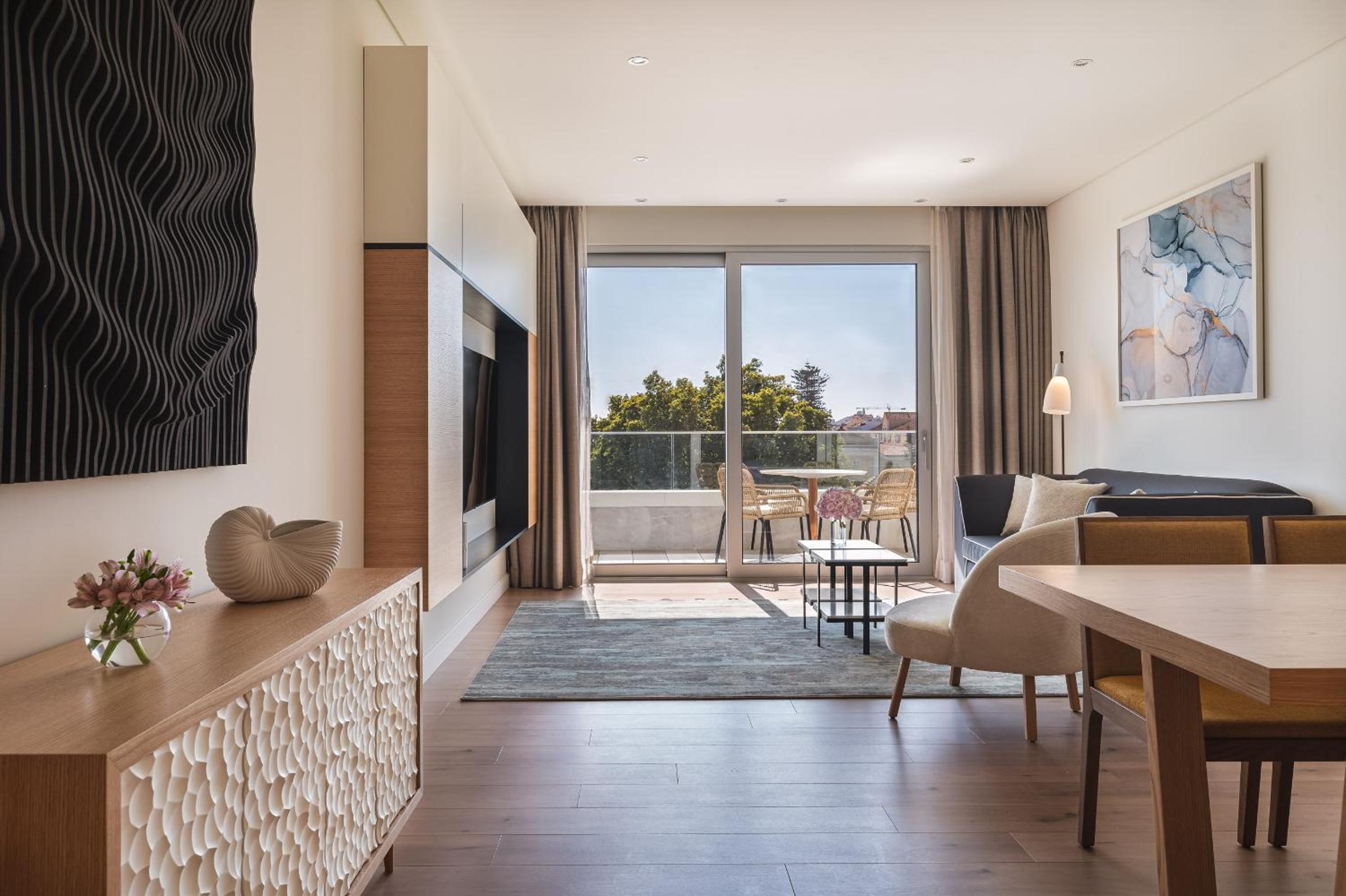 Deluxe Queen Suite - Photo 17
