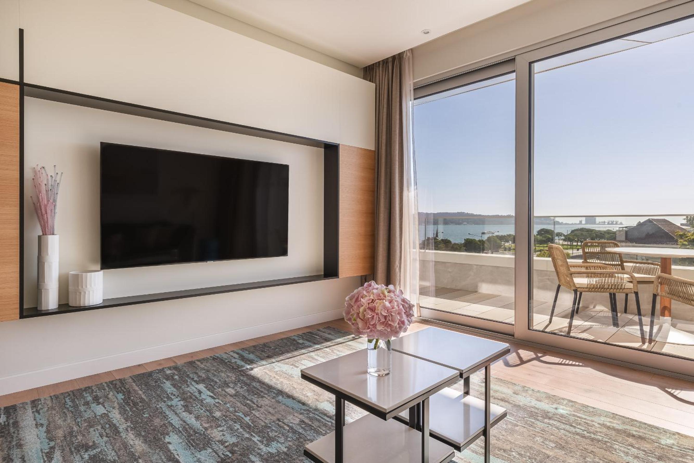 Deluxe Queen Suite with River View - Photo 6