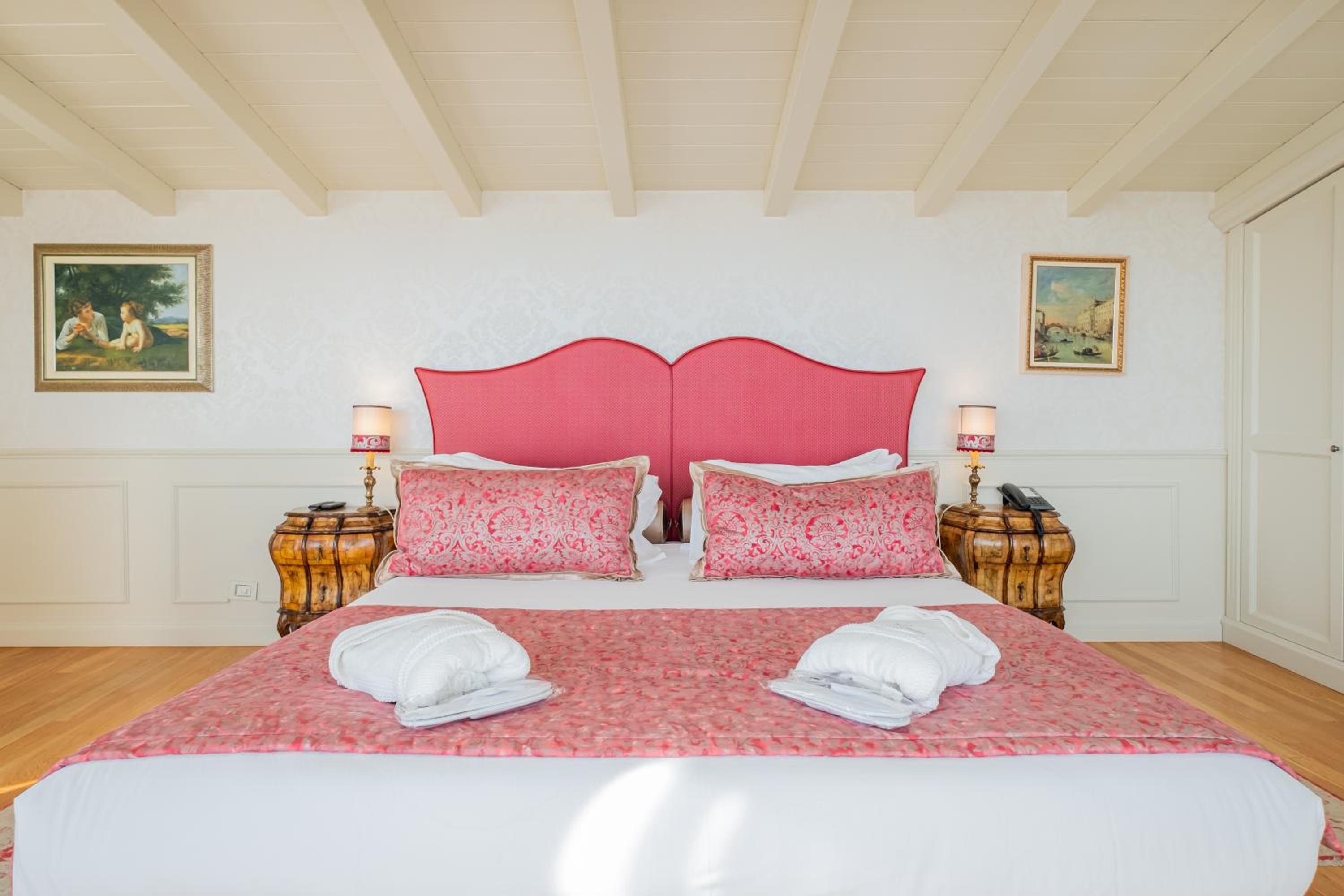 Queen Room with Balcony - Photo 15