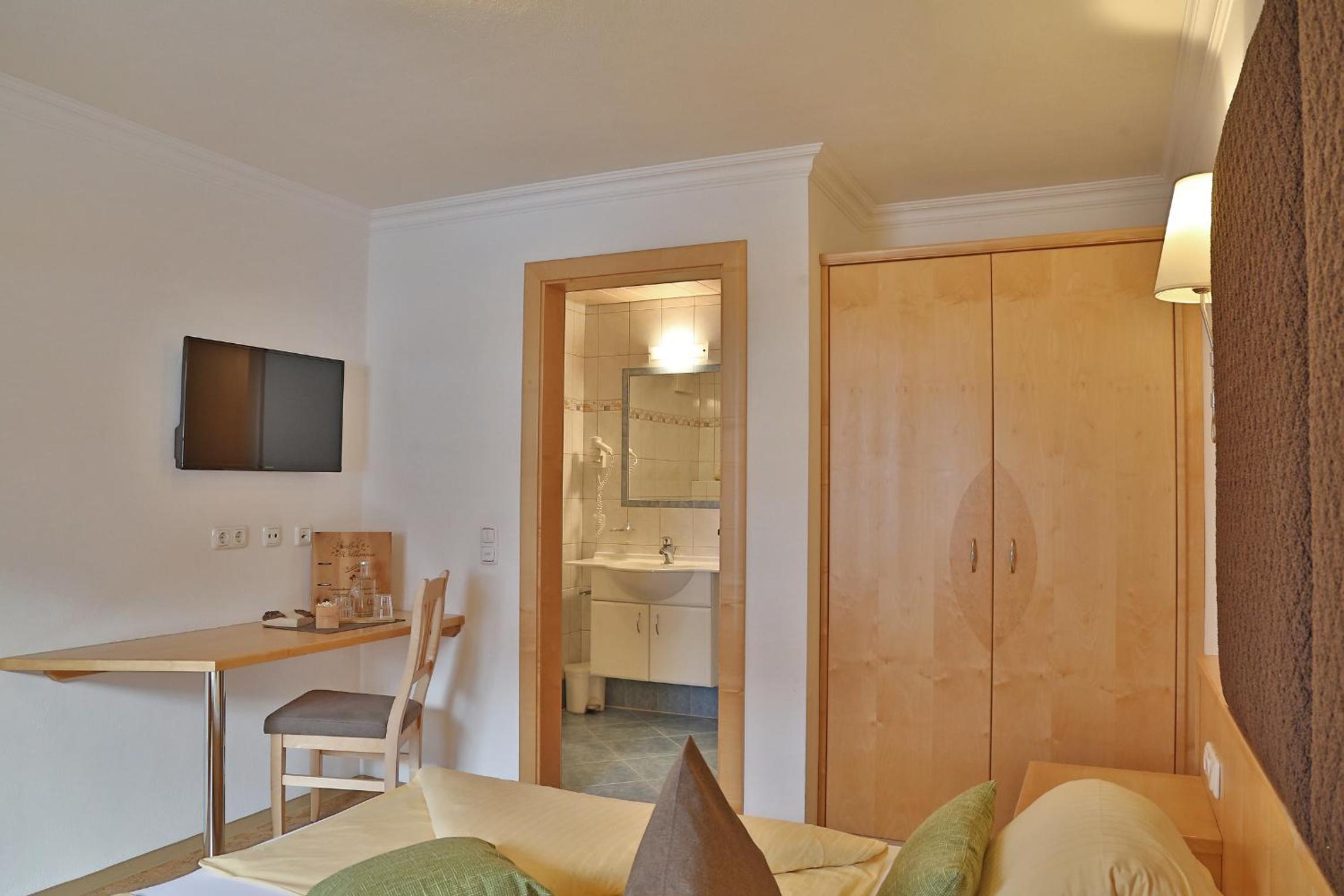 Double Room with Balcony - Photo 2
