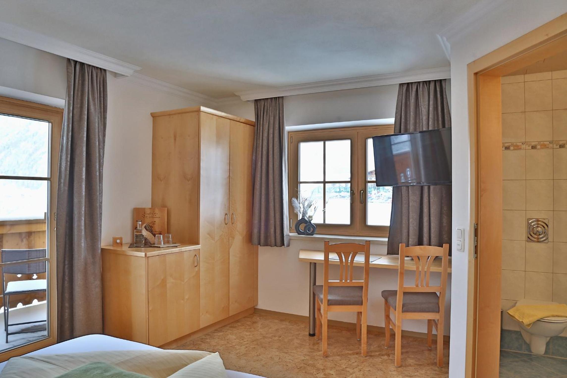 Double Room with Balcony - Photo 3