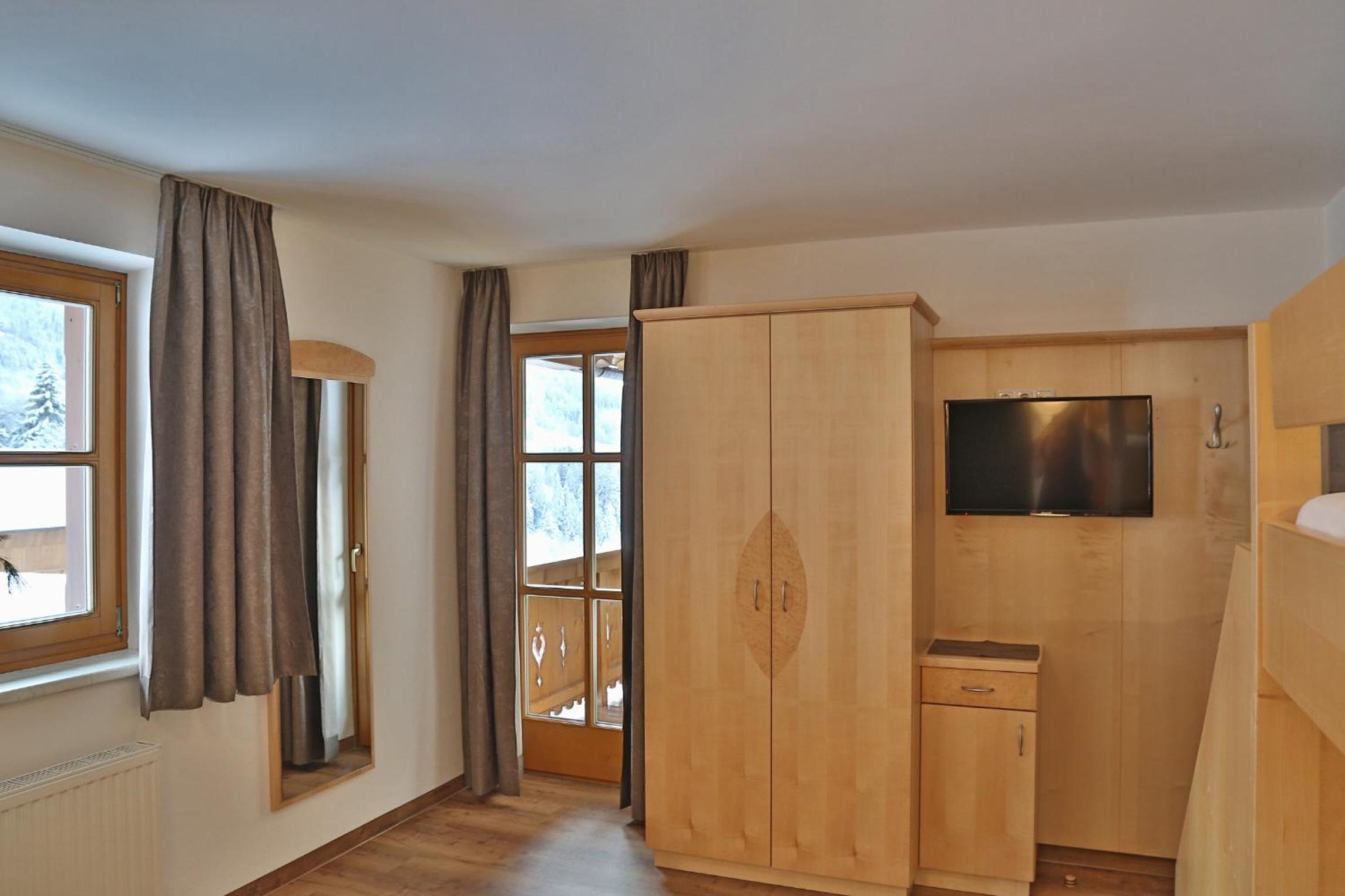 One-Bedroom Apartment with Balcony - Photo 4