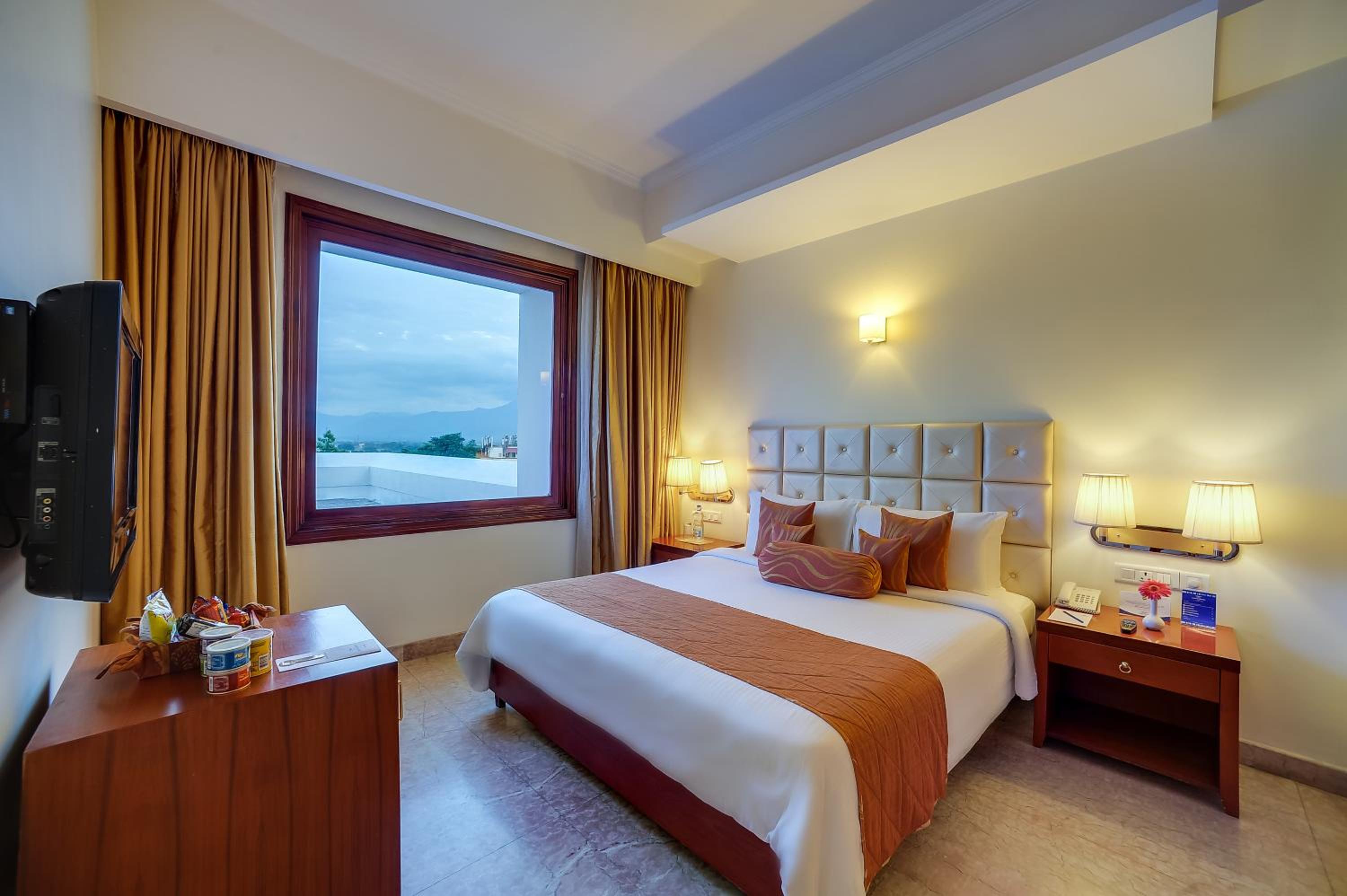 Suite Room - King Size Bed with Complimentary tea/coffee service for all our in-house guest at the poolside with some popular evening snacks of Siliguri from 5pm to 7pm - Photo 1