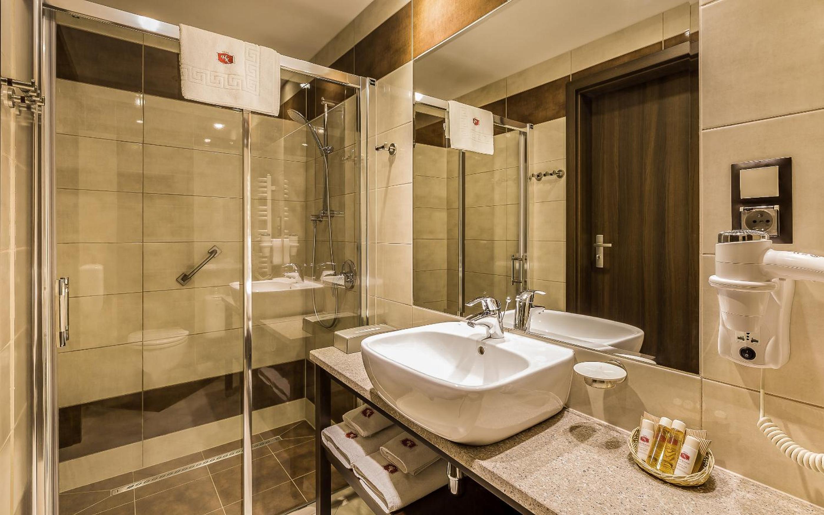 Double or Twin Room with Balcony - Photo 3