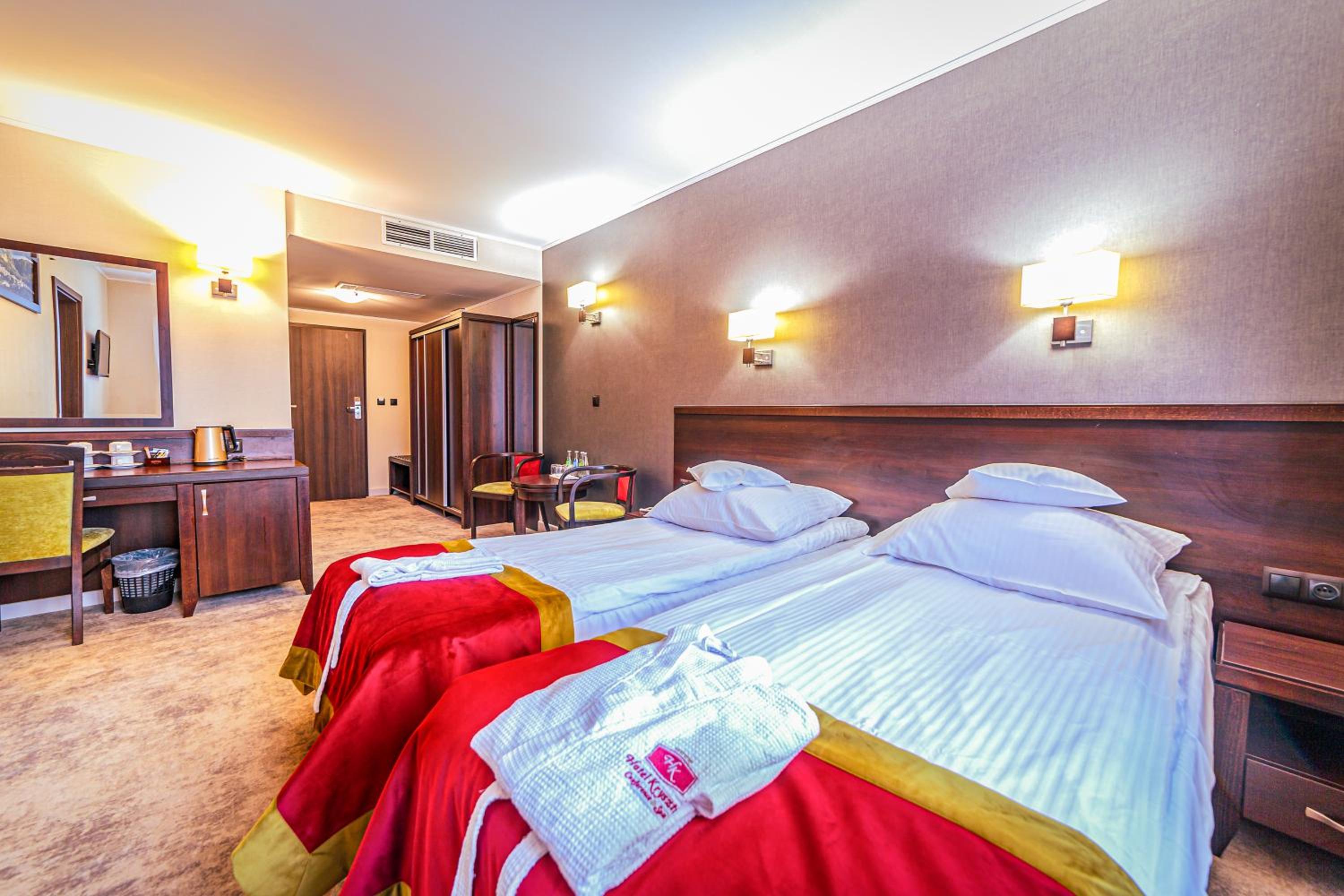 Double or Twin Room with Balcony - Photo 2