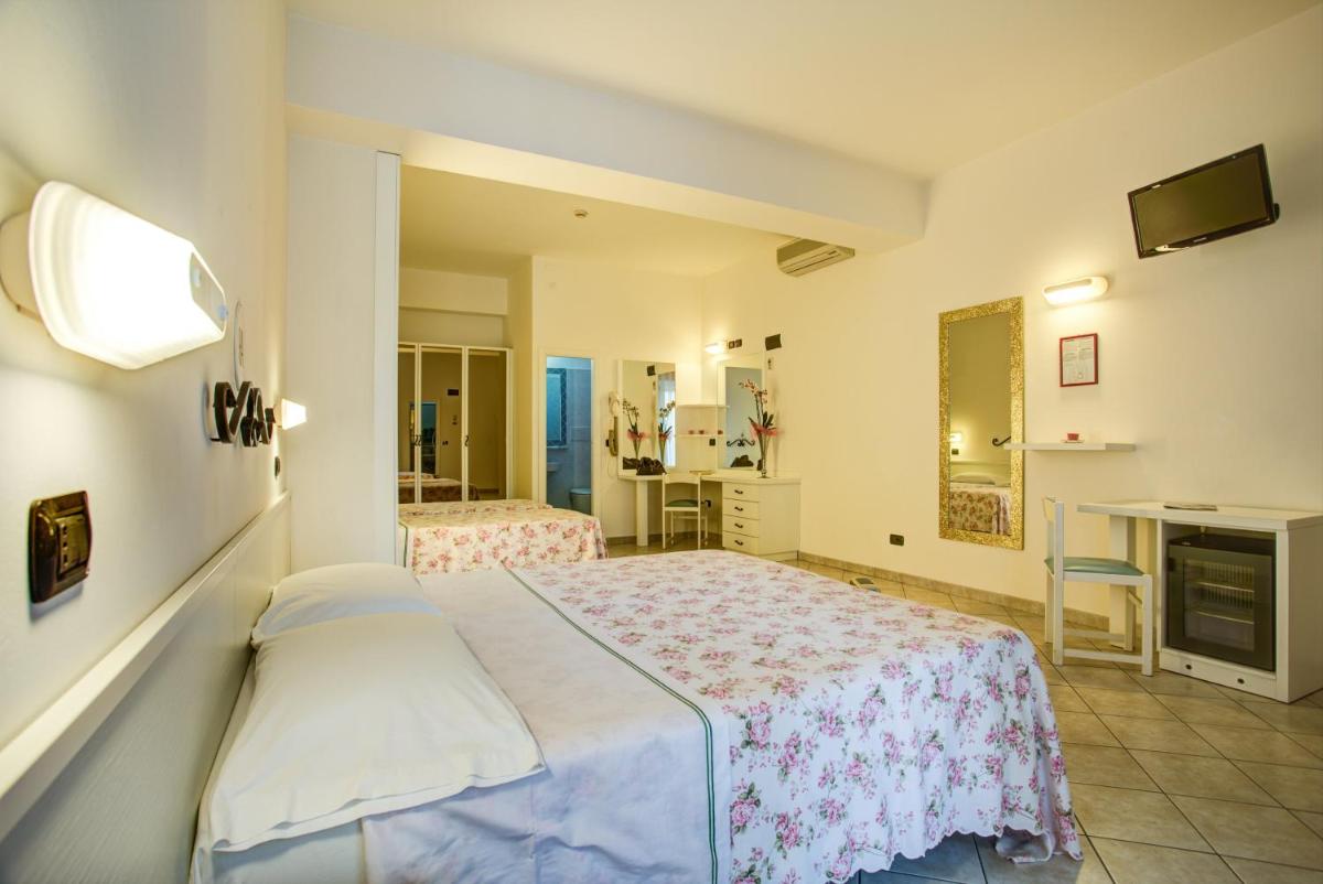 Superior Family Room photo 1