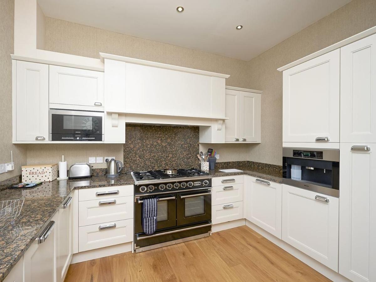 Three-Bedroom House photo 3