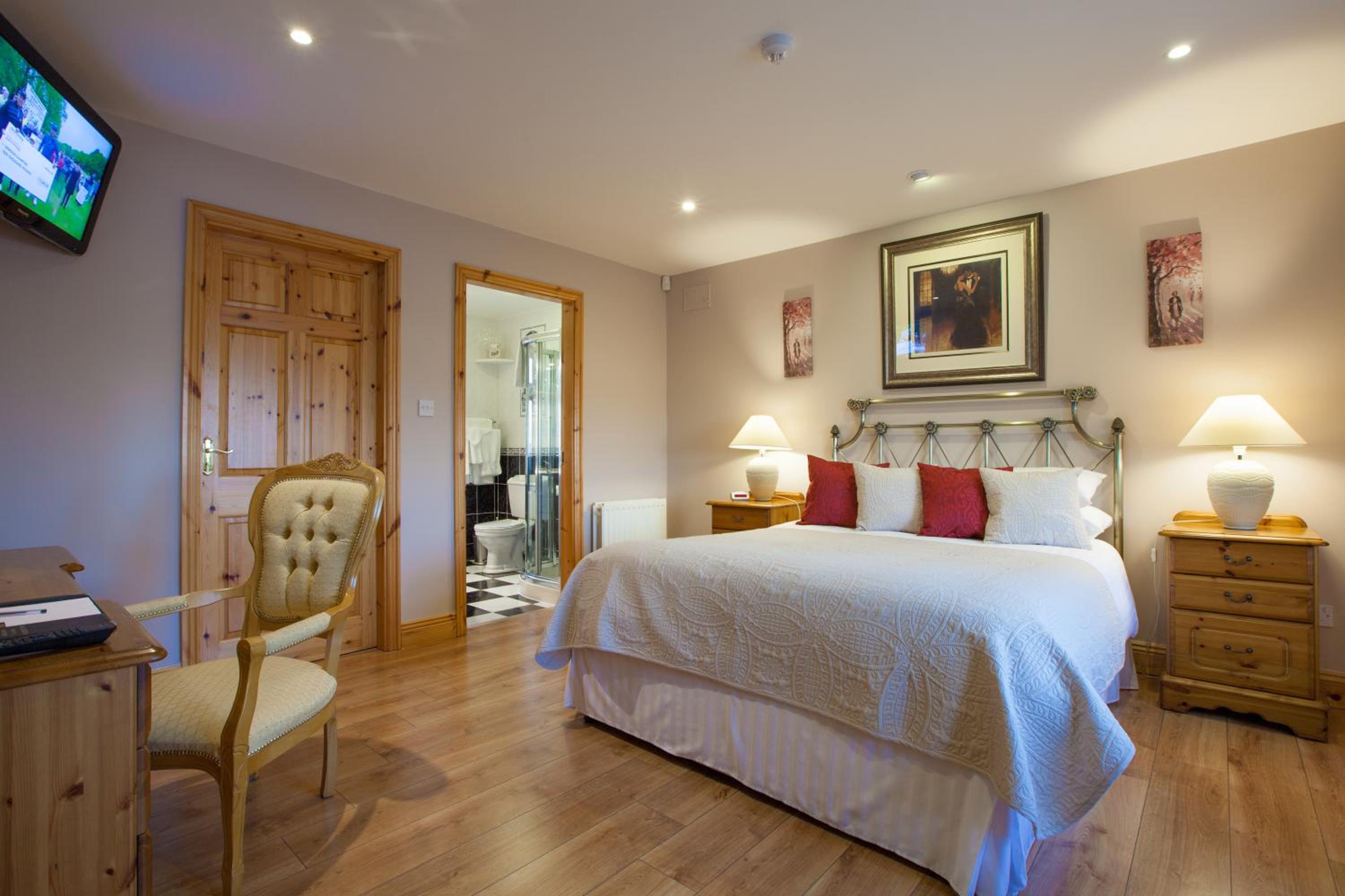 Deluxe Double Room with Side Sea View