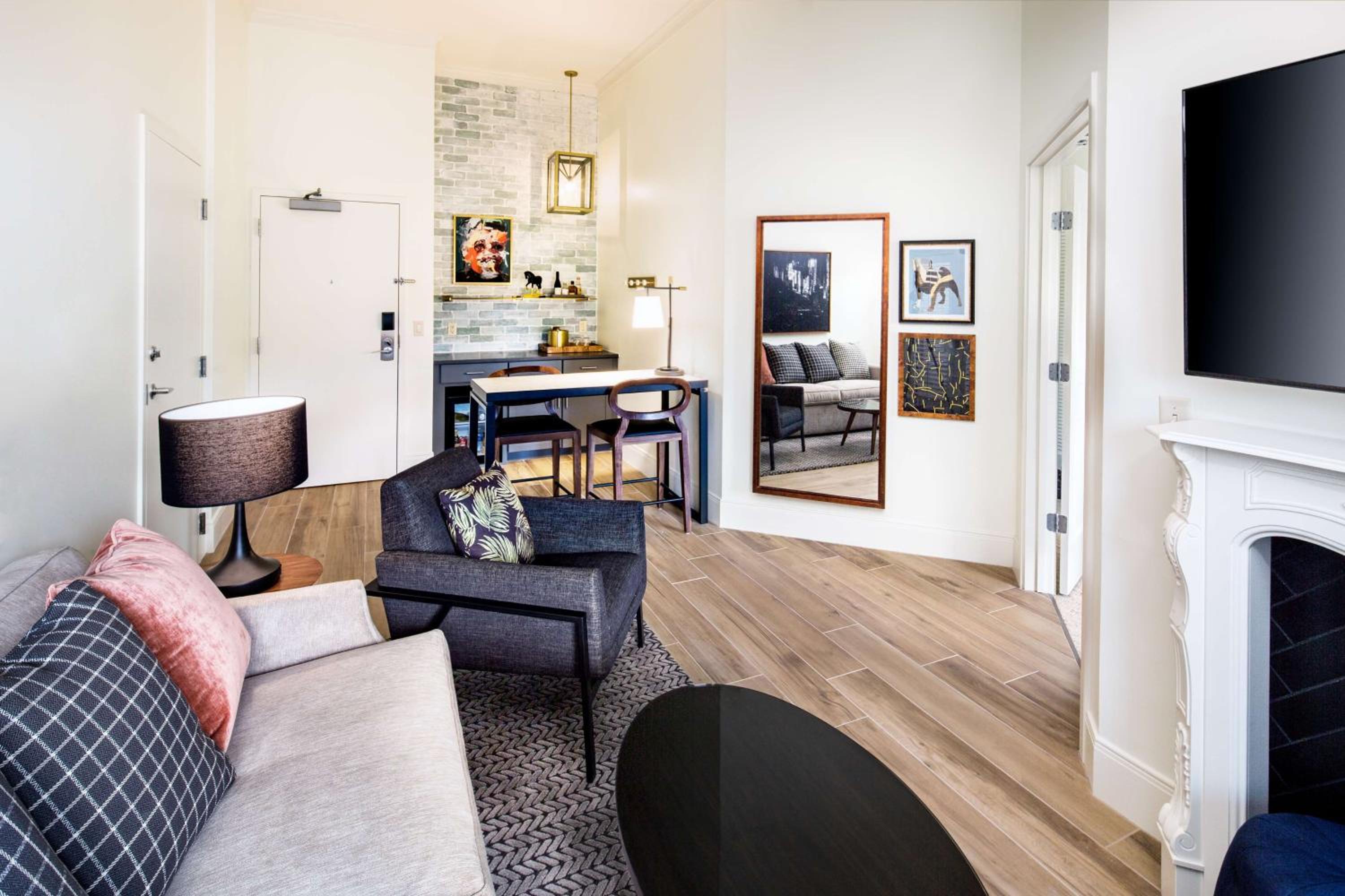 Andaz Suite - Photo 1