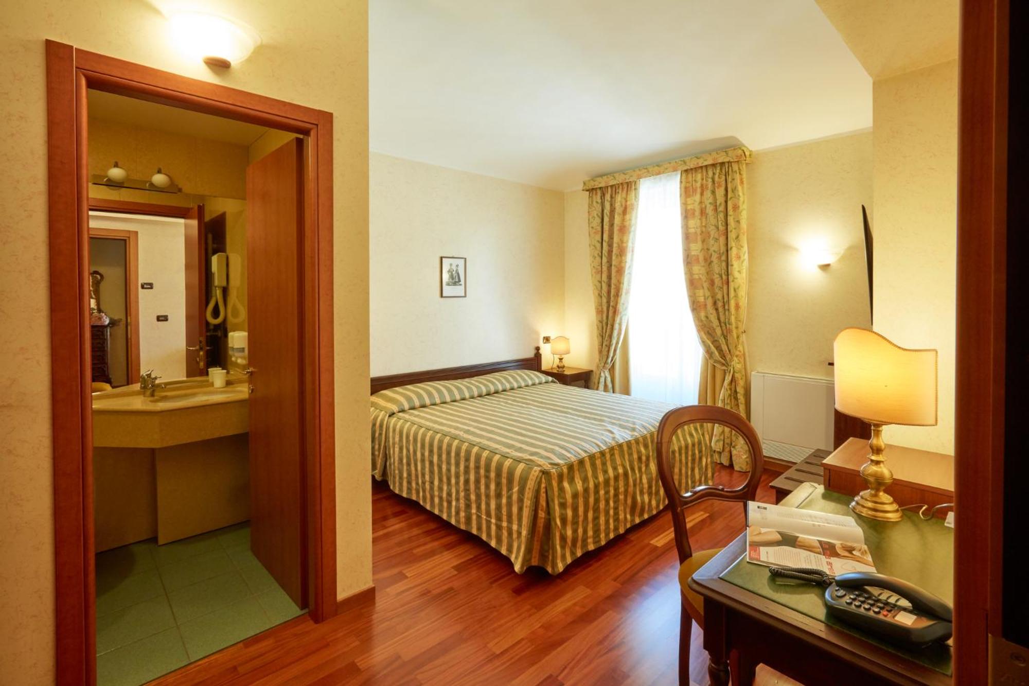 Double Twin Room - Photo 1