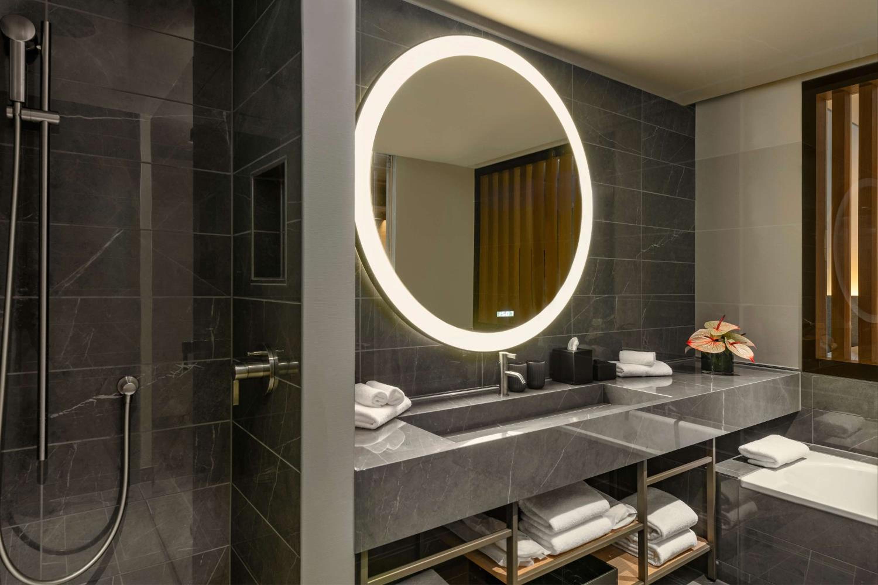Executive Suite - Photo 6