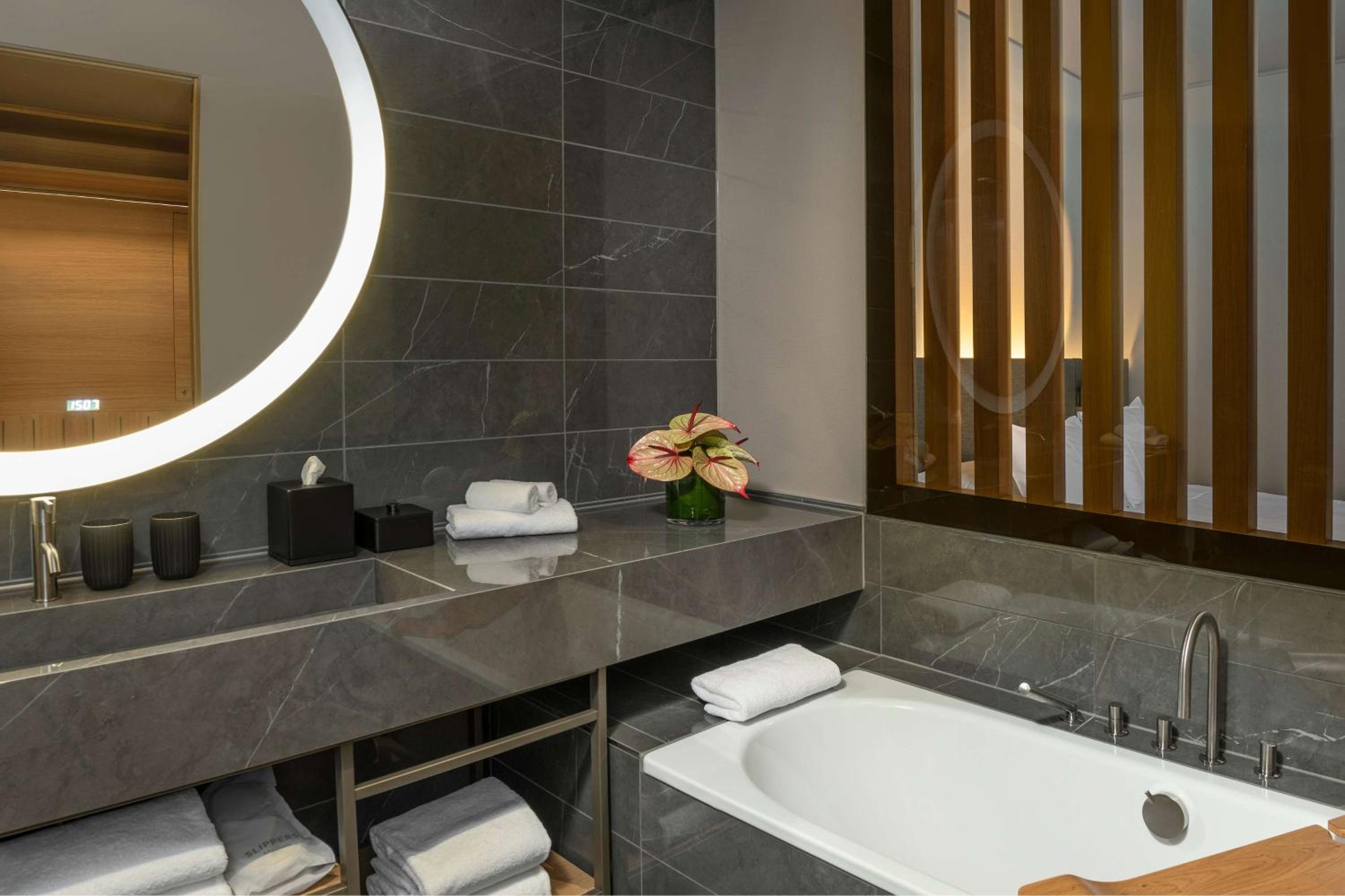 Executive Suite - Photo 5