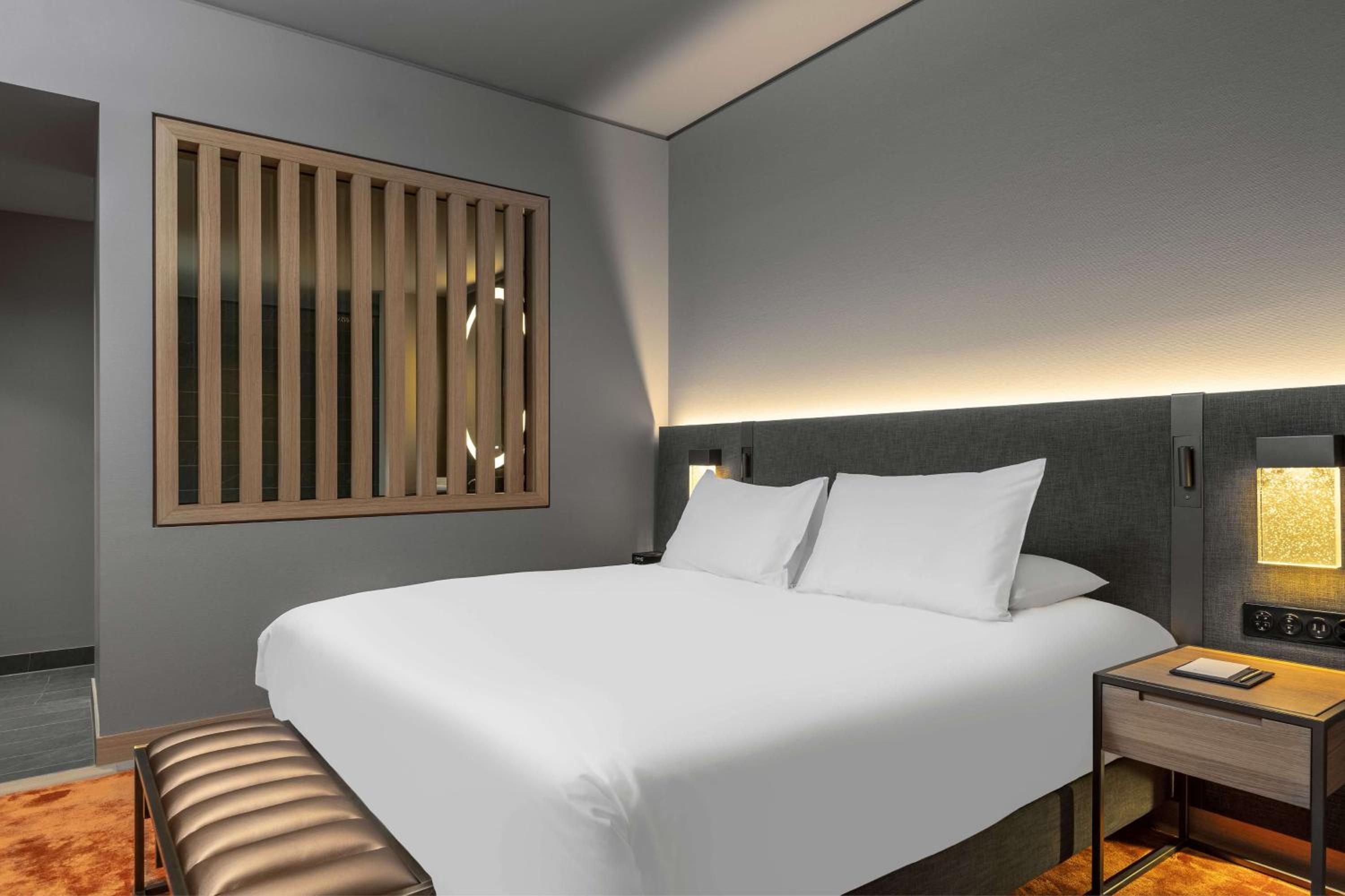 Executive Suite - Photo 1